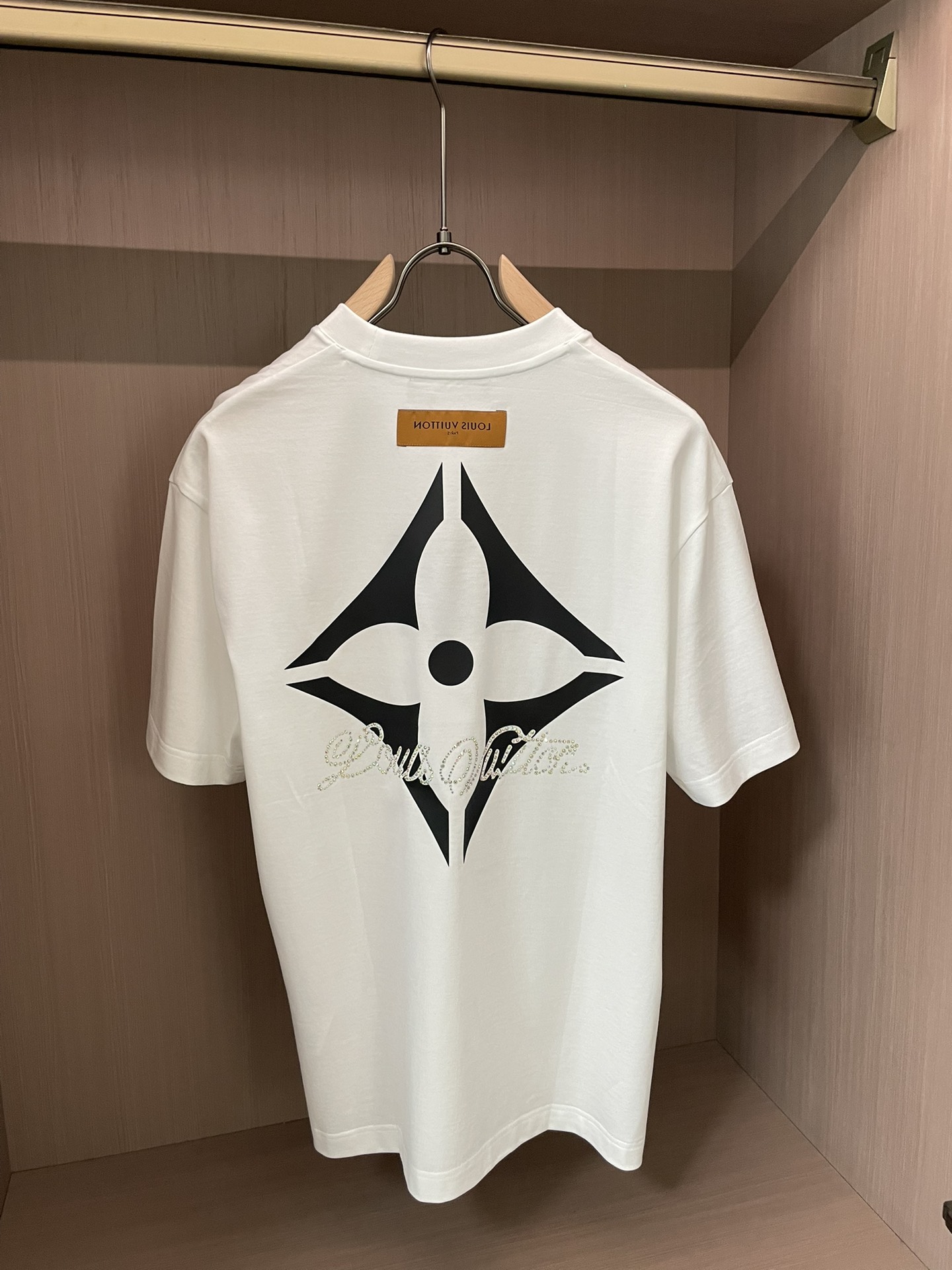 · Lv 2026春夏新款首发专柜最新款短袖圆领T恤 高端订制 设计前卫时尚！品牌logo重工艺设计 高