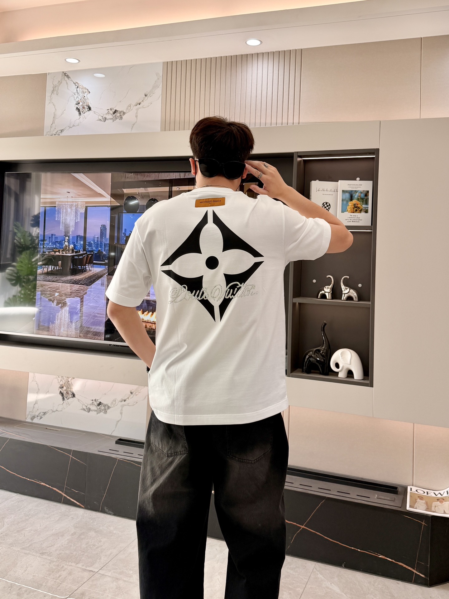 · Lv 2026春夏新款首发专柜最新款短袖圆领T恤 高端订制 设计前卫时尚！品牌logo重工艺设计 高
