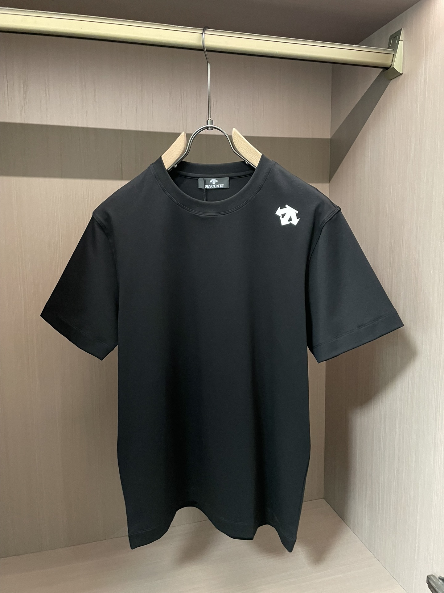 · 迪桑特 2026春夏新款首发专柜最新款短袖圆领T恤 高端订制 设计前卫时尚！品牌logo重工艺设计 