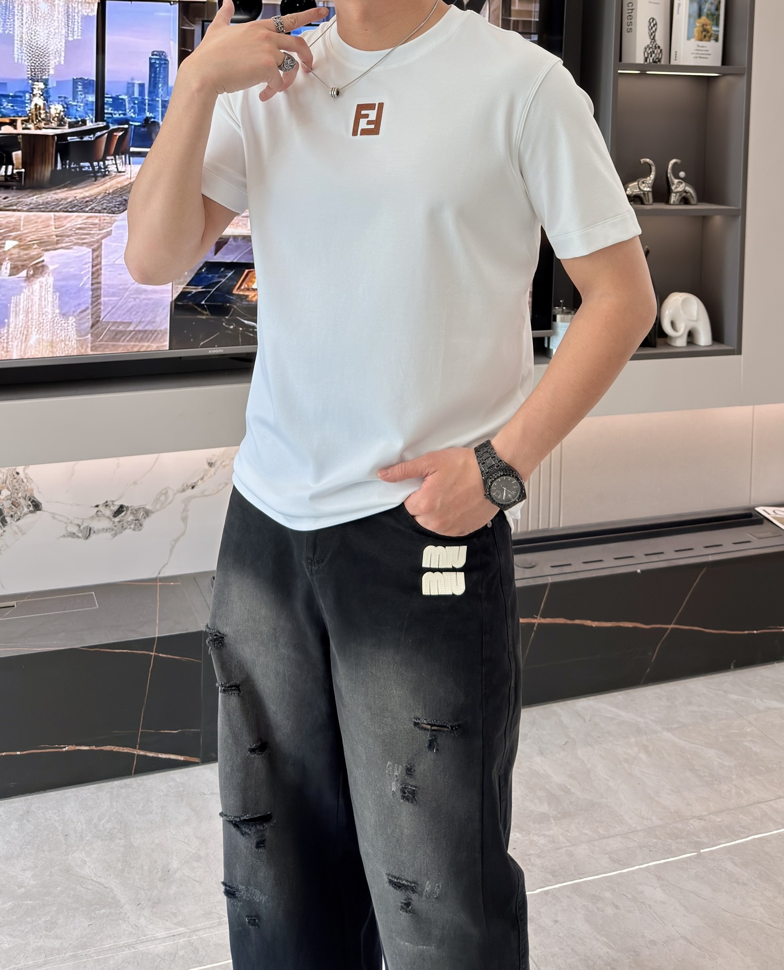 · FD 2026春夏新款首发专柜最新款短袖圆领T恤 高端订制 设计前卫时尚！品牌logo重工艺设计 高