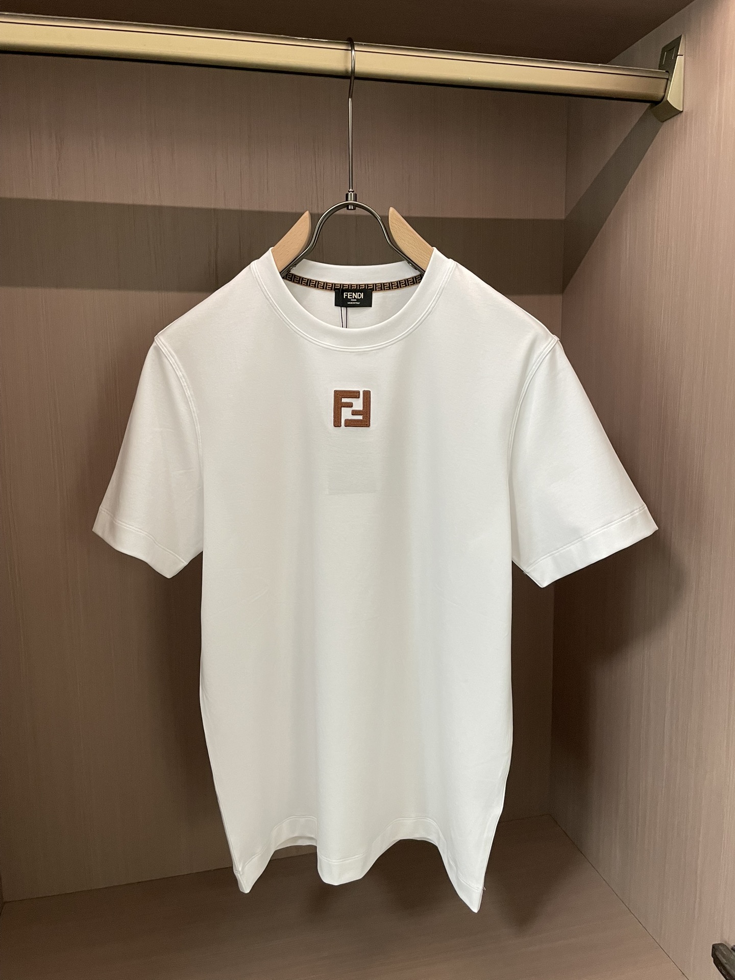 · FD 2026春夏新款首发专柜最新款短袖圆领T恤 高端订制 设计前卫时尚！品牌logo重工艺设计 高
