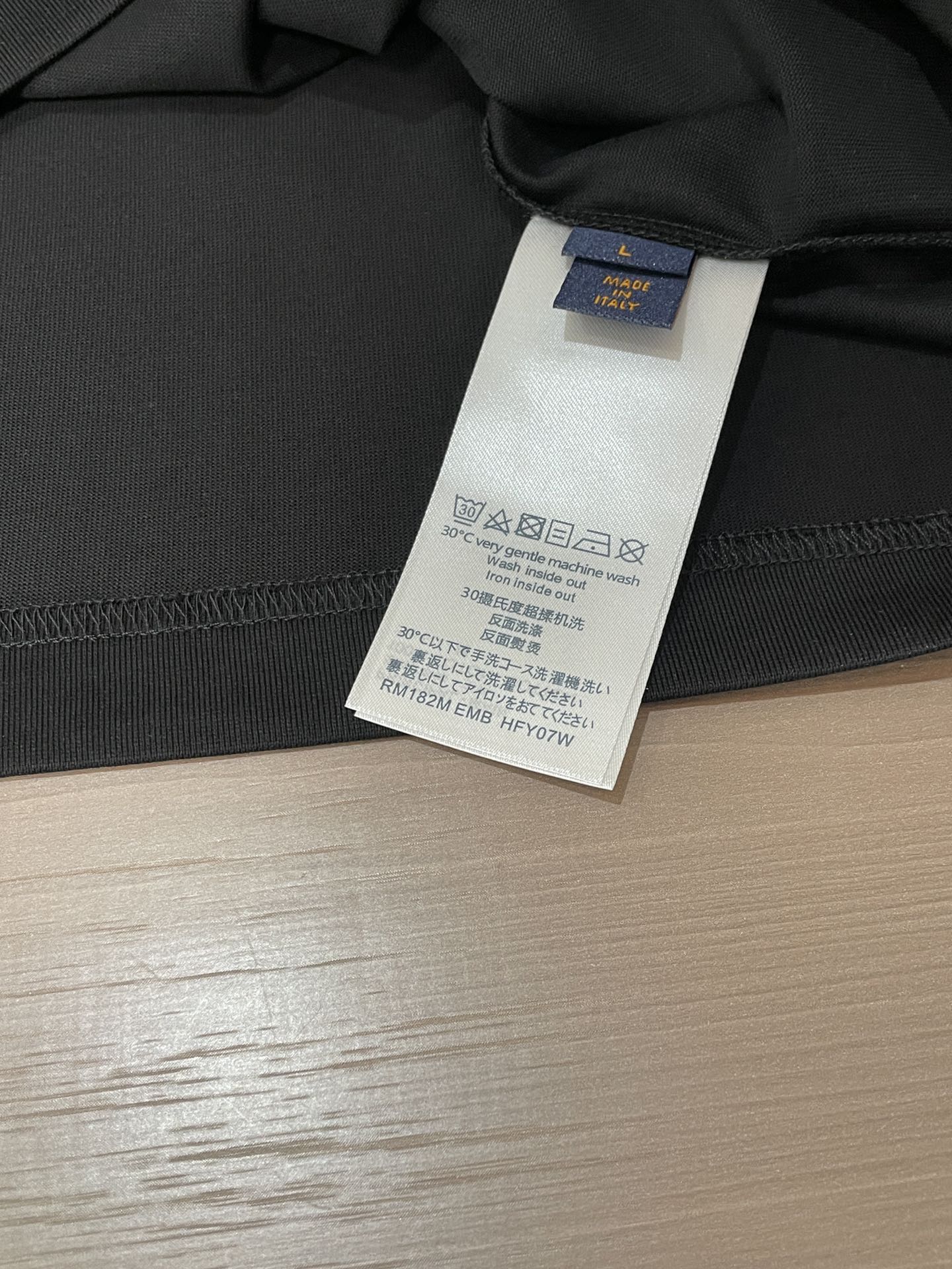 · Lv 2026春夏新款首发专柜最新款短袖圆领T恤 高端订制 设计前卫时尚！品牌logo重工艺设计 高