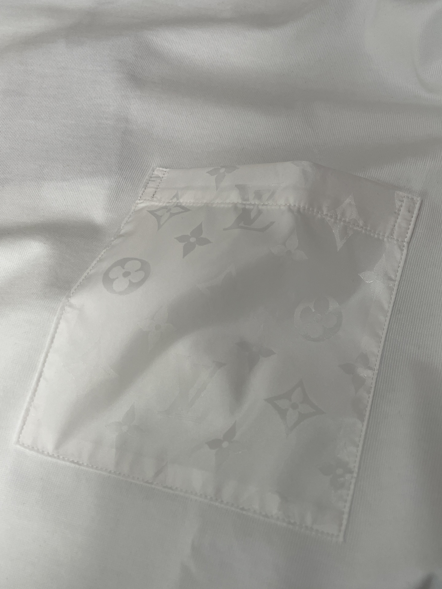 · Lv 2026春夏新款首发专柜最新款短袖圆领T恤 高端订制 设计前卫时尚！品牌logo重工艺设计 高