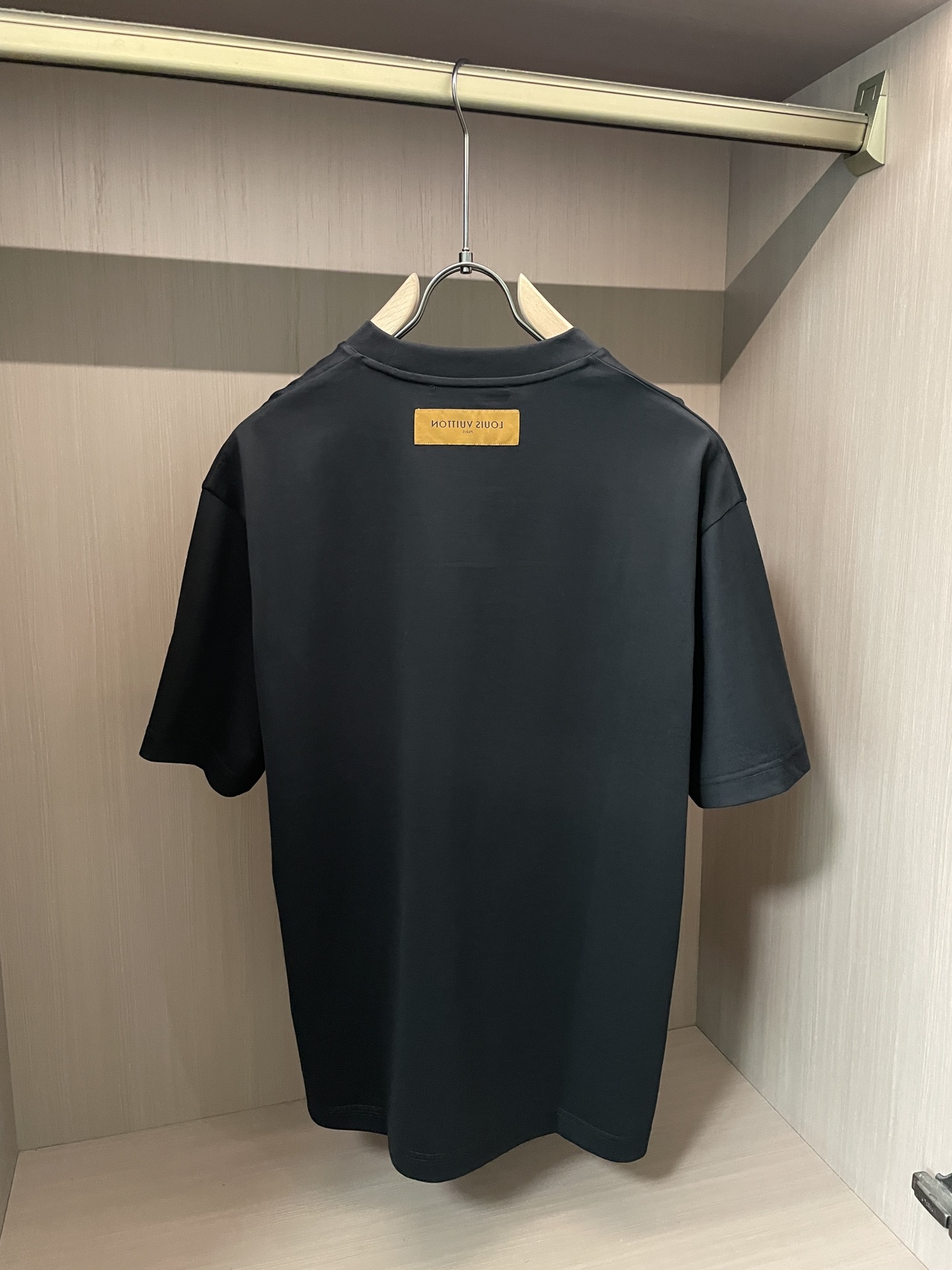 · Lv 2026春夏新款首发专柜最新款短袖圆领T恤 高端订制 设计前卫时尚！品牌logo重工艺设计 高