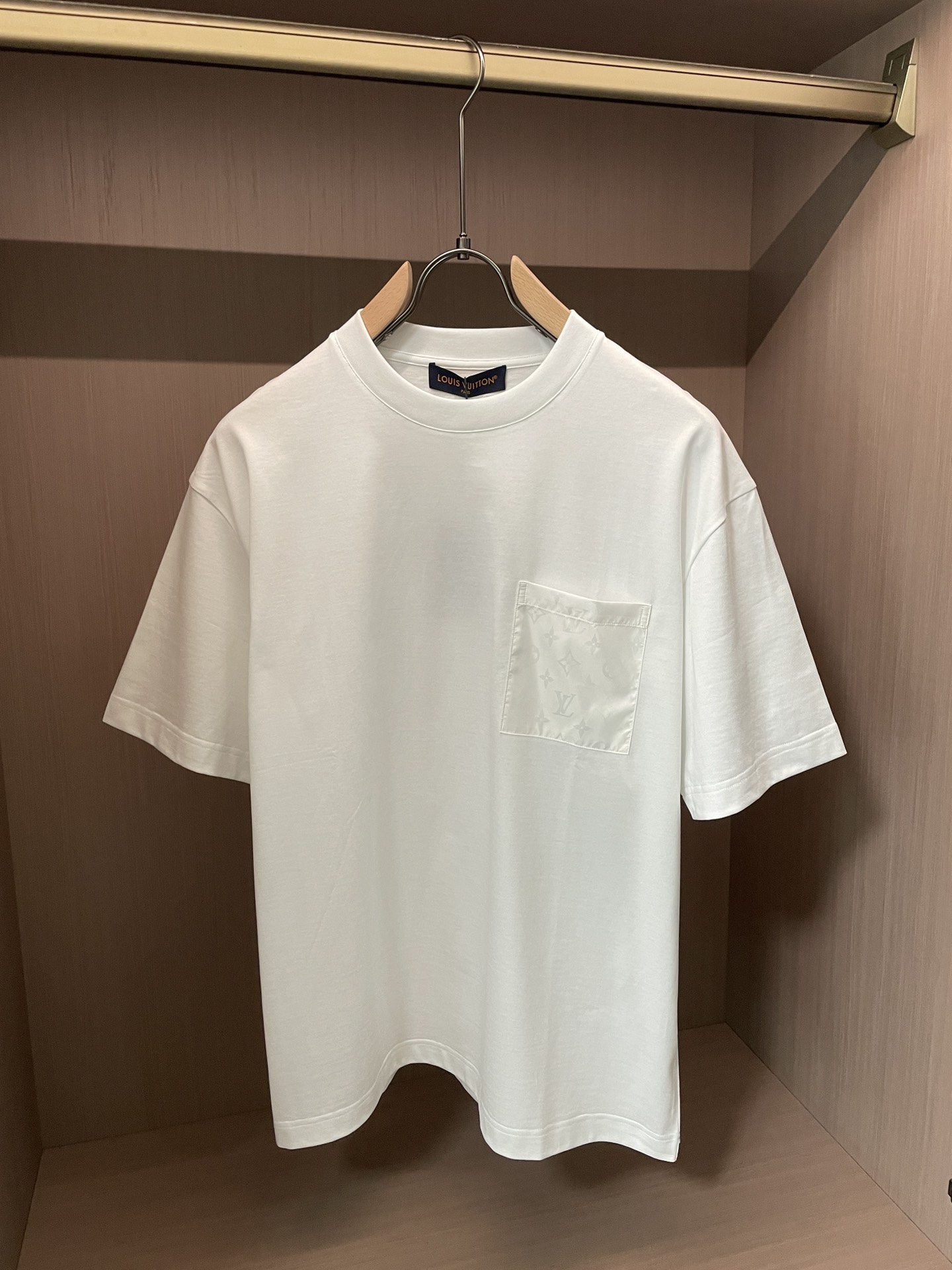 · Lv 2026春夏新款首发专柜最新款短袖圆领T恤 高端订制 设计前卫时尚！品牌logo重工艺设计 高