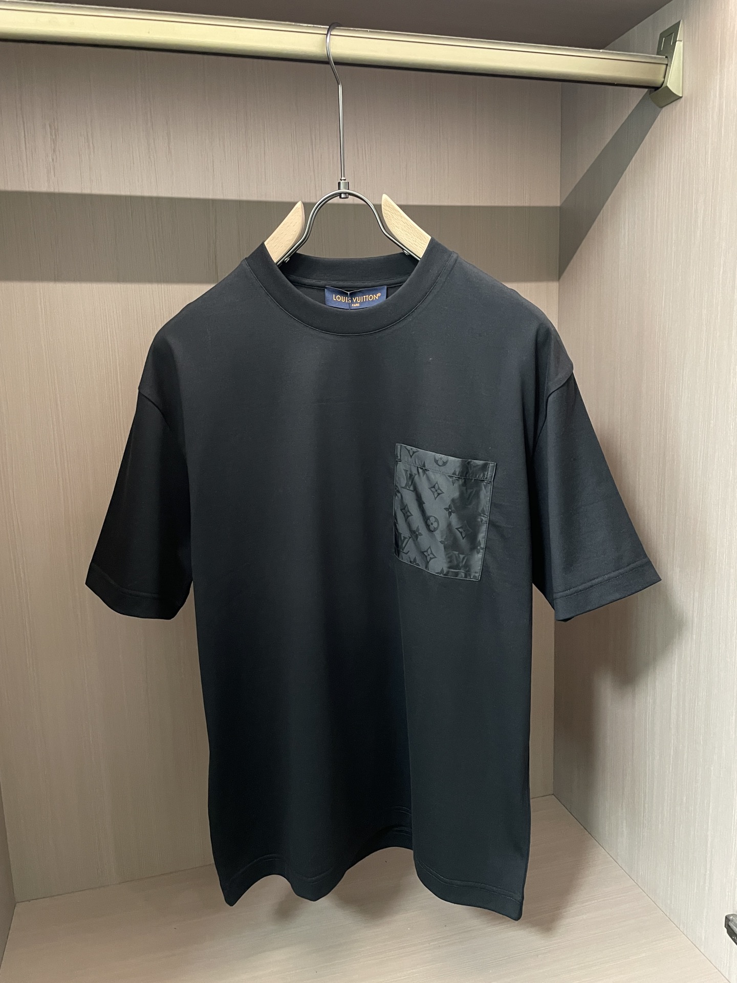 · Lv 2026春夏新款首发专柜最新款短袖圆领T恤 高端订制 设计前卫时尚！品牌logo重工艺设计 高