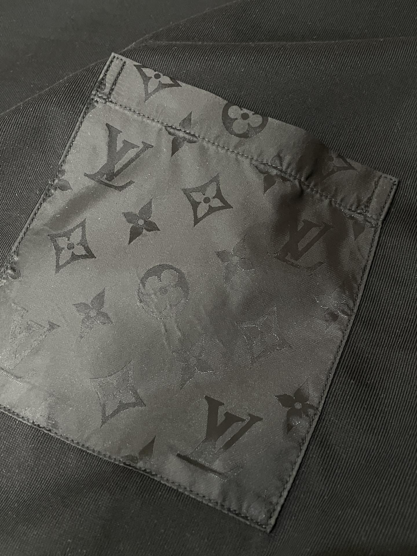 · Lv 2026春夏新款首发专柜最新款短袖圆领T恤 高端订制 设计前卫时尚！品牌logo重工艺设计 高