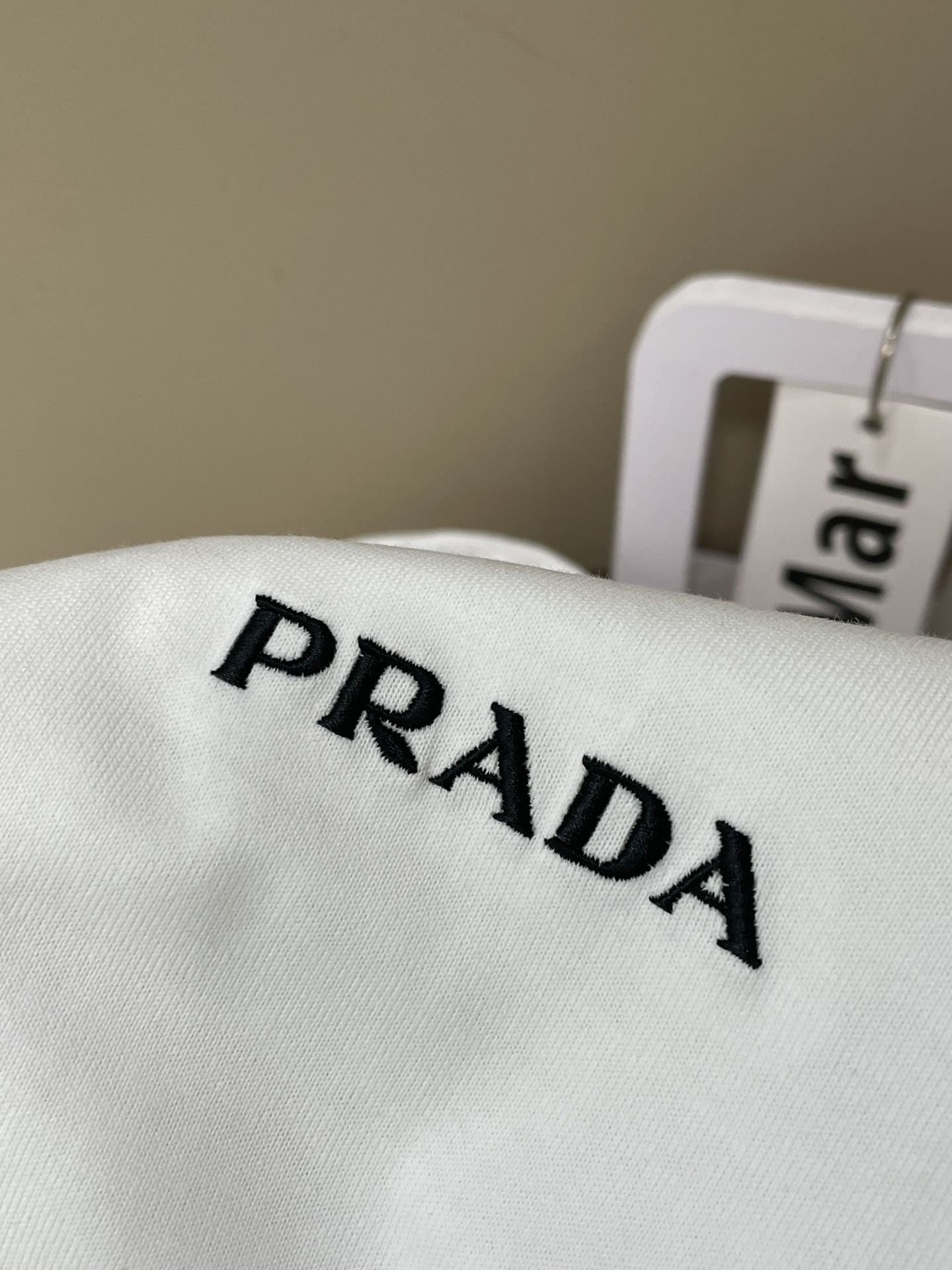 · Prad 2026春夏新款首发专柜最新款短袖圆领T恤 高端订制 设计前卫时尚！品牌logo重工艺设计