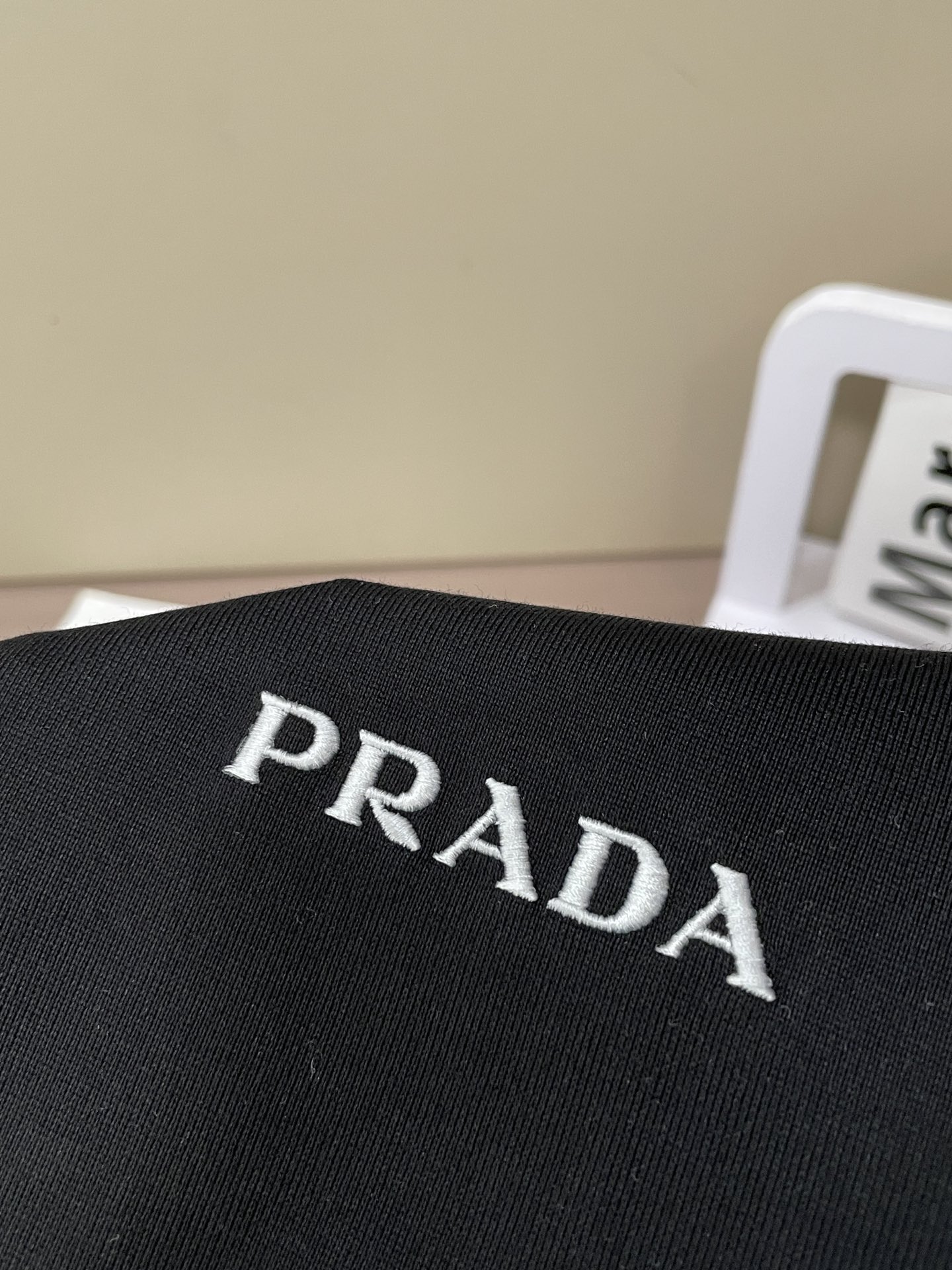 · Prad 2026春夏新款首发专柜最新款短袖圆领T恤 高端订制 设计前卫时尚！品牌logo重工艺设计