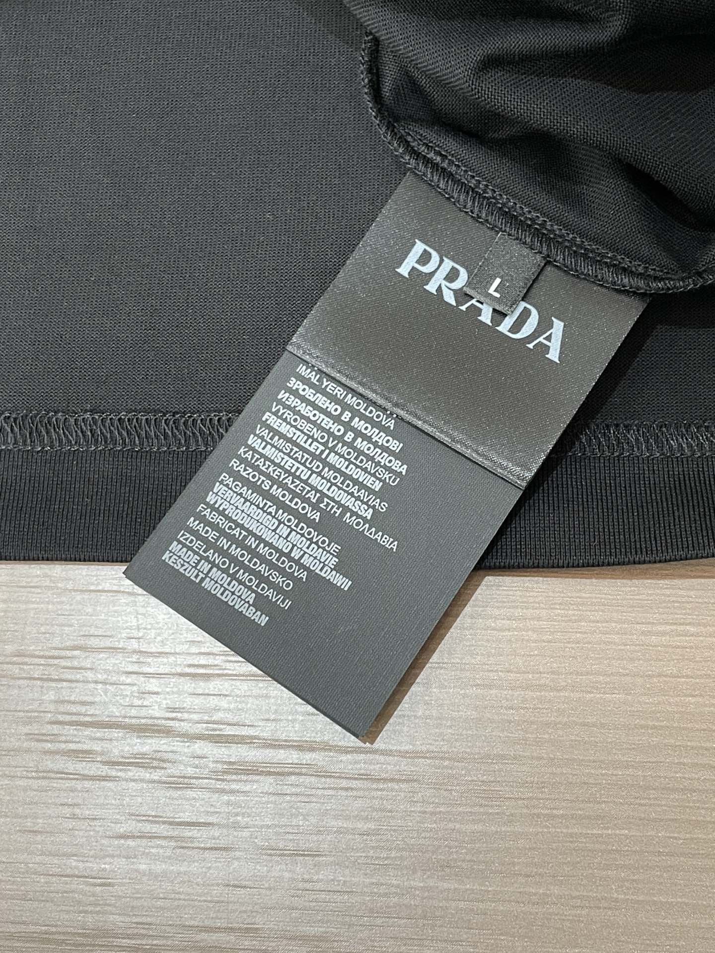 · Prad 2026春夏新款首发专柜最新款短袖圆领T恤 高端订制 设计前卫时尚！品牌logo重工艺设计