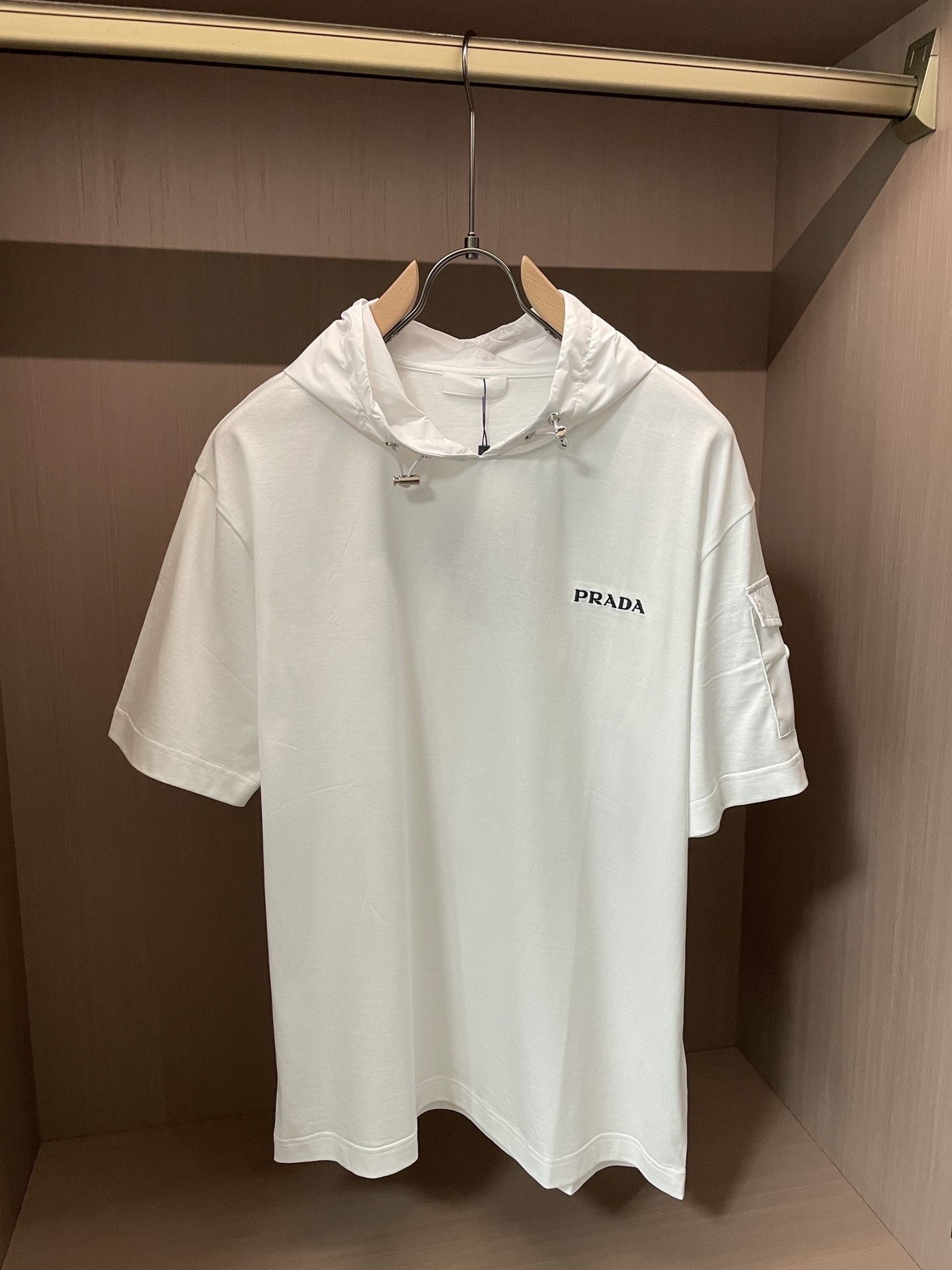 · Prad 2026春夏新款首发专柜最新款短袖圆领T恤 高端订制 设计前卫时尚！品牌logo重工艺设计