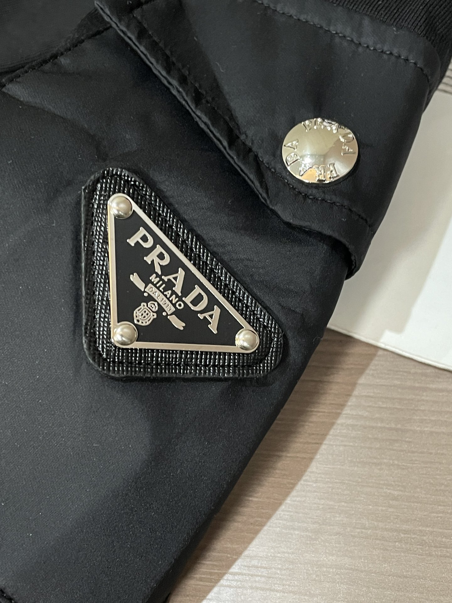 · Prad 2026春夏新款首发专柜最新款短袖圆领T恤 高端订制 设计前卫时尚！品牌logo重工艺设计