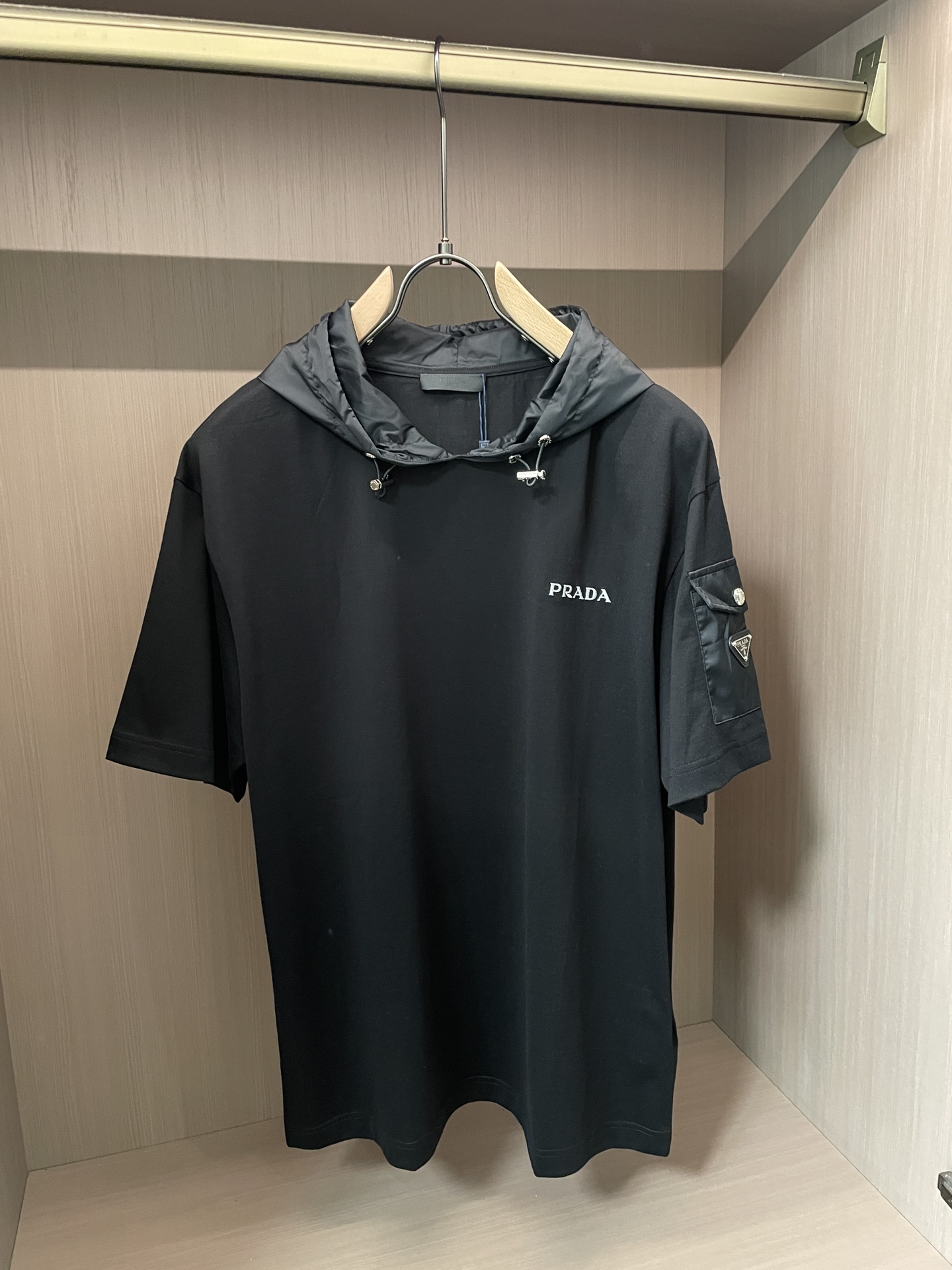 · Prad 2026春夏新款首发专柜最新款短袖圆领T恤 高端订制 设计前卫时尚！品牌logo重工艺设计
