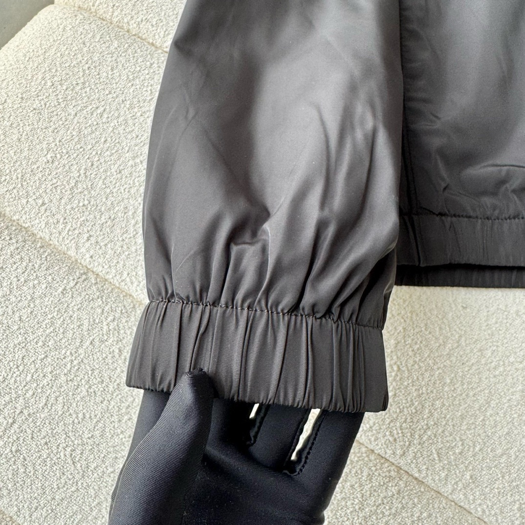 春夏新款#GV休闲时尚立领夹克款选用了专业定制的轻薄科技面料制成表面整洁光滑且富有光泽质感透过屏幕都显而