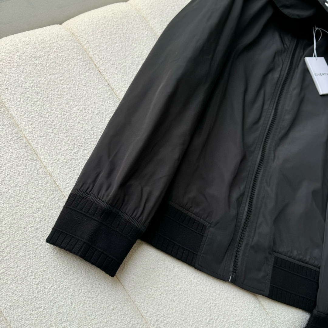 春夏新款#GV休闲时尚立领夹克款选用了专业定制的轻薄科技面料制成表面整洁光滑且富有光泽质感透过屏幕都显而