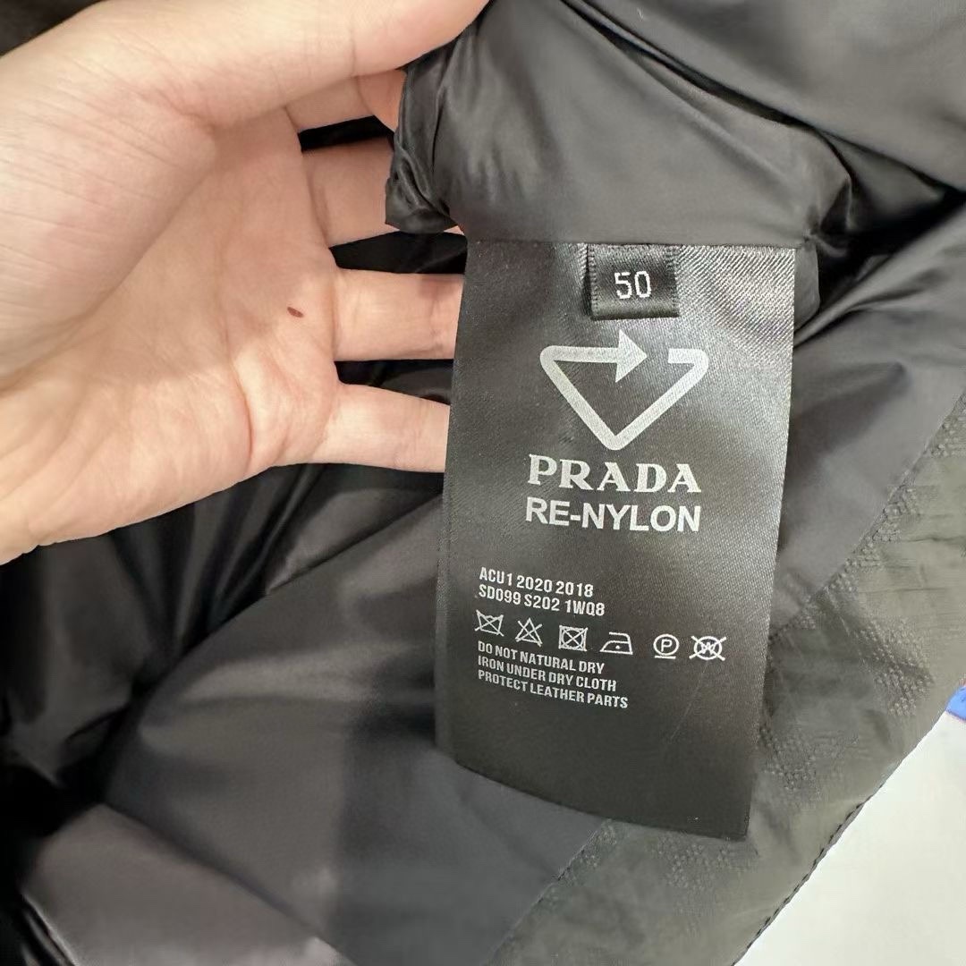 PRADA**2024秋冬新品羽绒服原版定制特面料质感超赞！版型随性搭配超时髦！轻盈保暖又舒适！原版五金