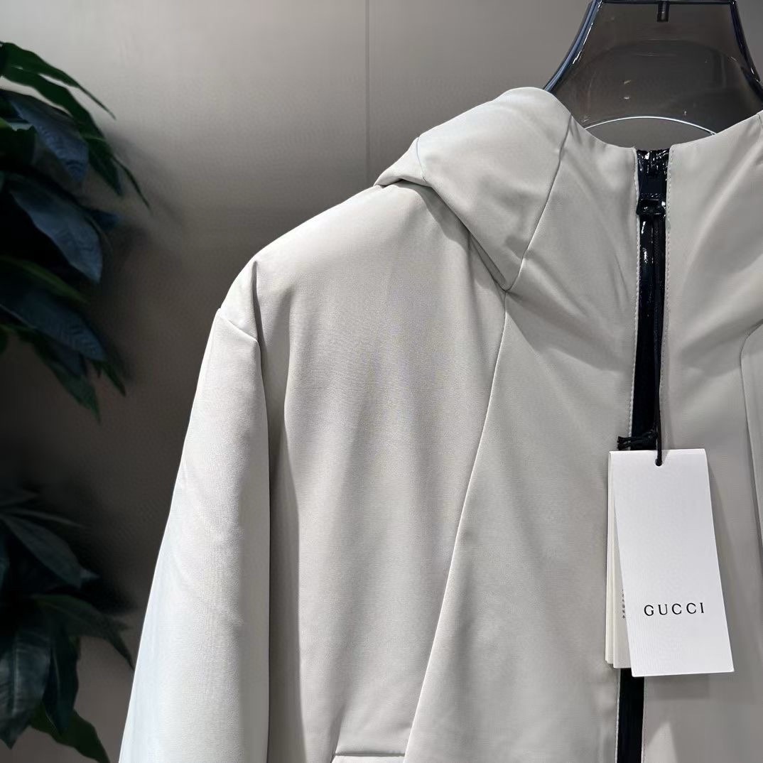 Gucci**2024秋冬新款️古驰新款连帽设计羽绒服外套选用亮泽尼龙面料打造胸前经典印花设计logo充