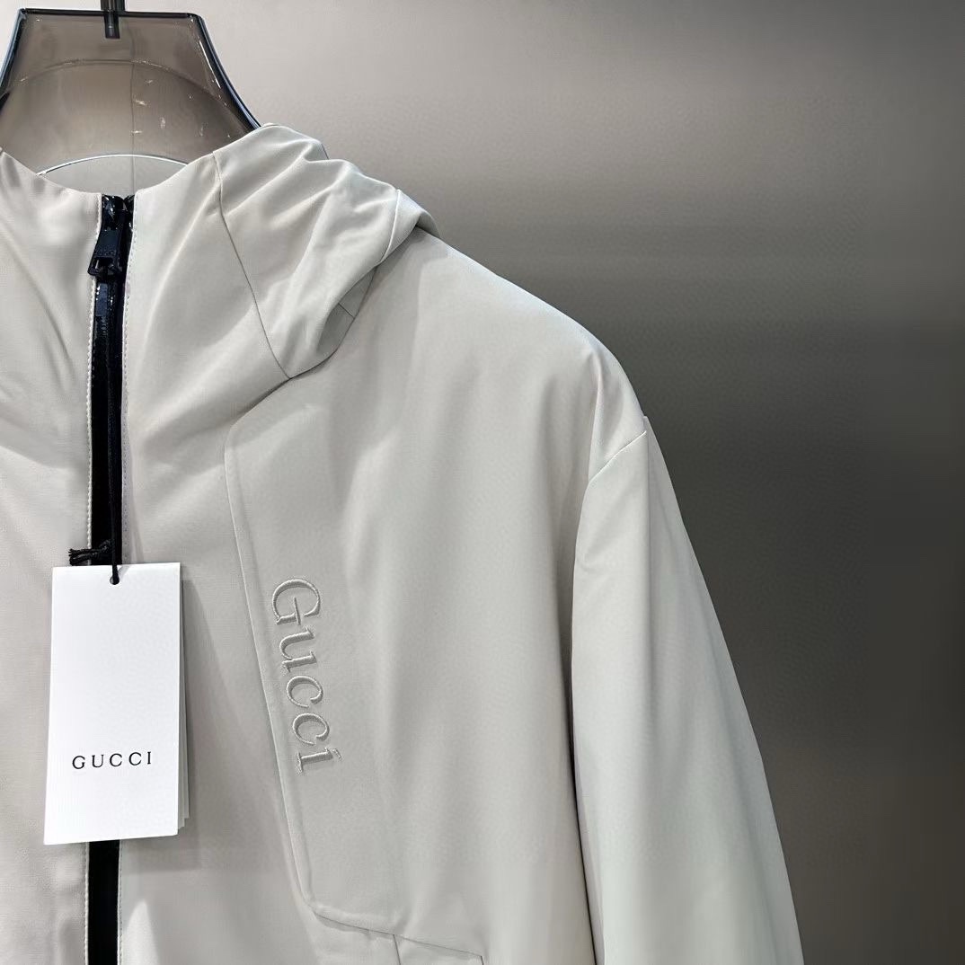 Gucci**2024秋冬新款️古驰新款连帽设计羽绒服外套选用亮泽尼龙面料打造胸前经典印花设计logo充