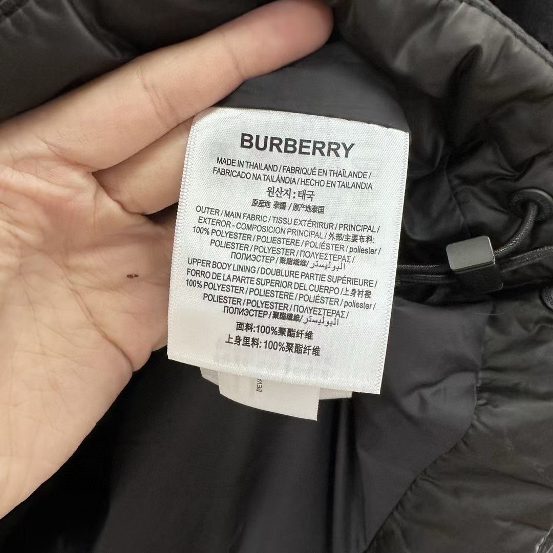 Burberry**2024秋冬新款️巴宝莉新款连帽设计羽绒服外套选用亮泽尼龙面料打造胸前经典印花设计l