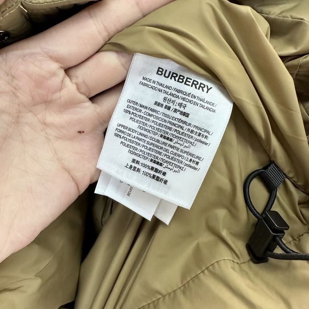 Burberry**2024秋冬新款️巴宝莉新款连帽设计羽绒服外套选用亮泽尼龙面料打造胸前经典印花设计l