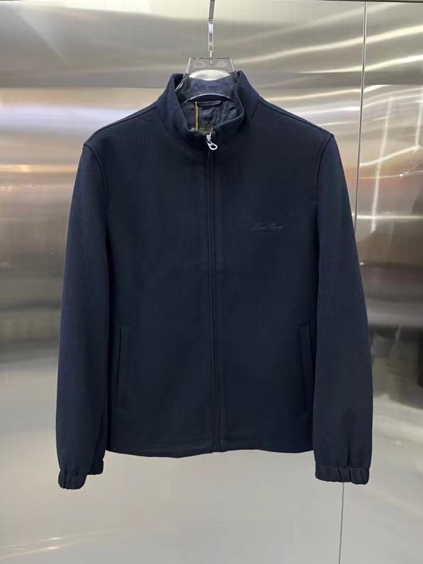 NO:499529,LP** 2025 early autumn new stand-up collar jacket!  Exclusive custom fabric, simple and elegant, clean and neat tailored, soft, glutinous and dry, and the upper body effect is crisp and stylish. The three-dimensional cutting process and the pattern are all high-standard and appropriate silhouette versions!  It is not tight yet. With so many top-level raw materials, we create high-end products with unparalleled value, and the upper body effect is super good!  Color black blue apricot size 48 50 52 54 56.,,loro piano,jackets & coats,jackets & coats,alexander wang19860909LP** 2025早秋新品立领外套夹克！独家定制面料,简单大方 干净利落剪裁 ,手感软糯干爽,上身效果挺括有型.立体裁剪工艺,版型上都是高标准,恰当好处的廓型版！又恰恰不紧绷,如此众多的顶级原料,打造出价值感无与伦比的高端产品,上身效果超级好看！ 颜色黑色 蓝色 杏色 尺码48 50 52 54 56.,,loro piana,jackets & coats,jackets & coats,alexander wang,Men's clothing