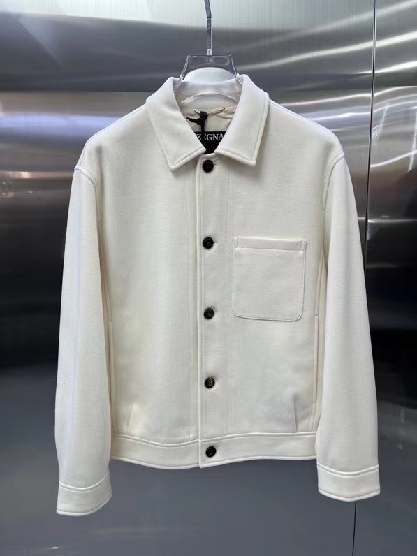 NO:499541,ZENGA** 2025 early autumn new lapel jacket!  Exclusive customized air-layer cotton fabric, simple and elegant, clean and neat tailored, soft and dry, and the upper body effect is crisp and stylish. The three-dimensional cutting process and the pattern are all high-standard and appropriate silhouette versions!  It is not tight yet. With so many top-level raw materials, we create high-end products with unparalleled value, and the upper body effect is super good!  Color black white blue Size 48 50 52 54 56.,,jackets & coats,jackets & coats,alexander wang19860909ZENGA** 2025早秋新品翻领外套夹克！独家定制空气层棉面料,简单大方 干净利落剪裁 ,手感软糯干爽,上身效果挺括有型.立体裁剪工艺,版型上都是高标准,恰当好处的廓型版！又恰恰不紧绷,如此众多的顶级原料,打造出价值感无与伦比的高端产品,上身效果超级好看！ 颜色黑色 白色 蓝色 尺码48 50 52 54 56.,,jackets & coats,jackets & coats,alexander wang,Men's clothing