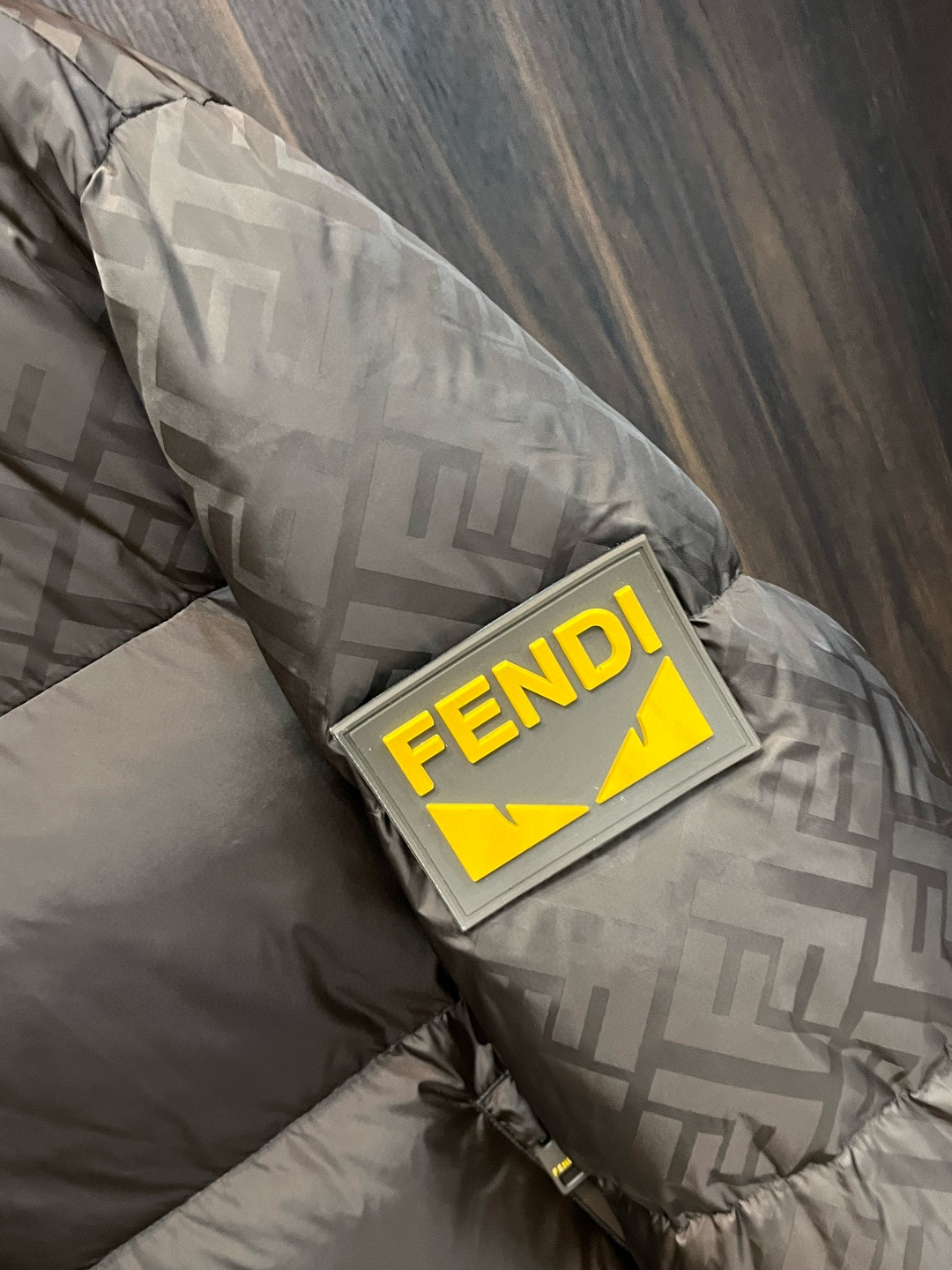 Fendi** 2025秋冬最新款时尚设计师款羽绒外套❤️芬迪连帽羽绒服，冬季顶级爆款款轻奢羽绒服，爆款