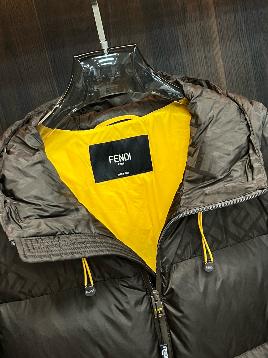 Fendi** 2025秋冬最新款时尚设计师款羽绒外套❤️芬迪连帽羽绒服，冬季顶级爆款款轻奢羽绒服，爆款