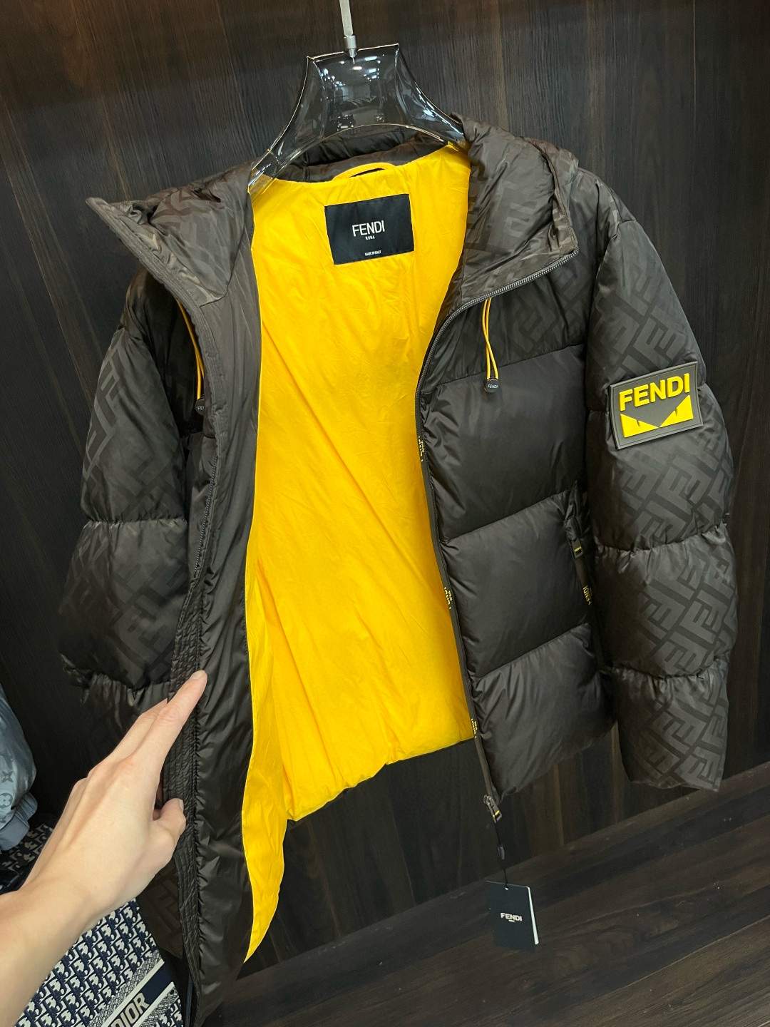 Fendi** 2025秋冬最新款时尚设计师款羽绒外套❤️芬迪连帽羽绒服，冬季顶级爆款款轻奢羽绒服，爆款