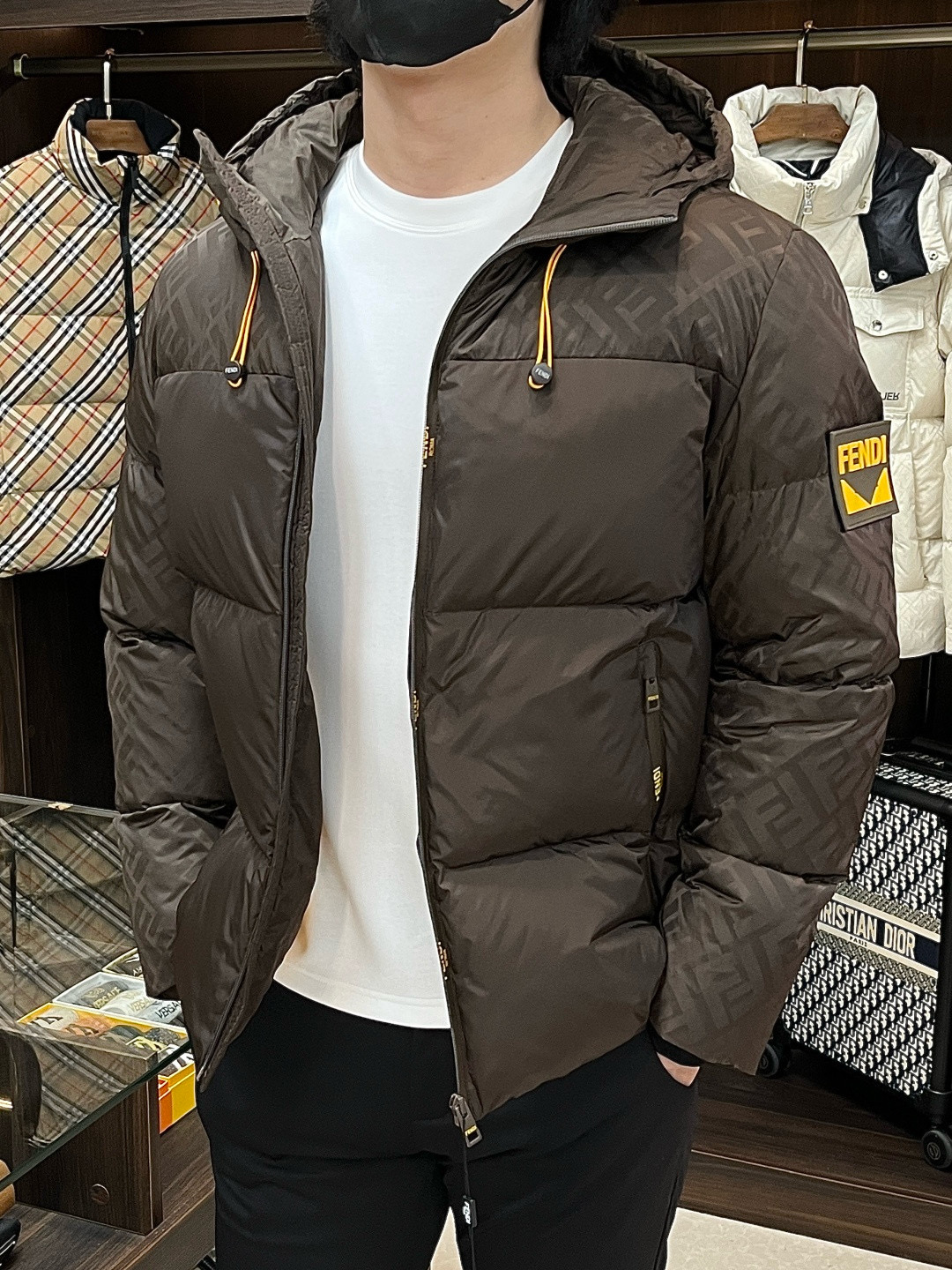 Fendi** 2025秋冬最新款时尚设计师款羽绒外套❤️芬迪连帽羽绒服，冬季顶级爆款款轻奢羽绒服，爆款