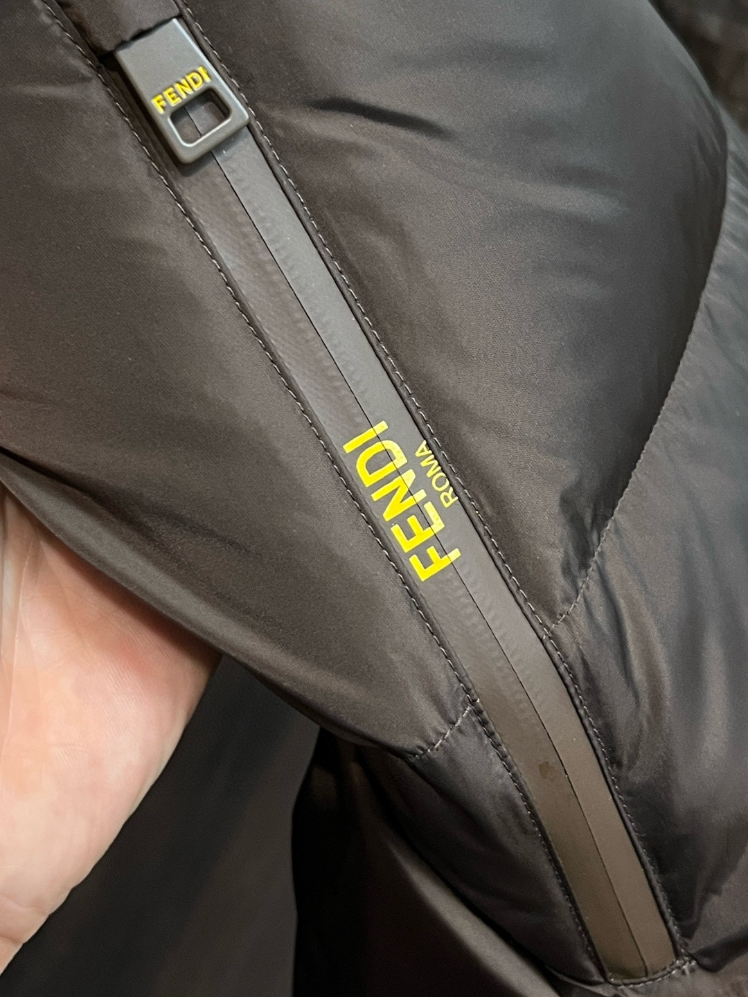 Fendi** 2025秋冬最新款时尚设计师款羽绒外套❤️芬迪连帽羽绒服，冬季顶级爆款款轻奢羽绒服，爆款