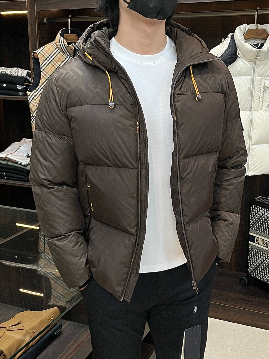 Fendi** 2025秋冬最新款时尚设计师款羽绒外套❤️芬迪连帽羽绒服，冬季顶级爆款款轻奢羽绒服，爆款