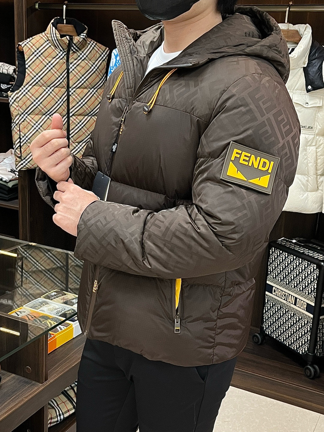 Fendi** 2025秋冬最新款时尚设计师款羽绒外套❤️芬迪连帽羽绒服，冬季顶级爆款款轻奢羽绒服，爆款