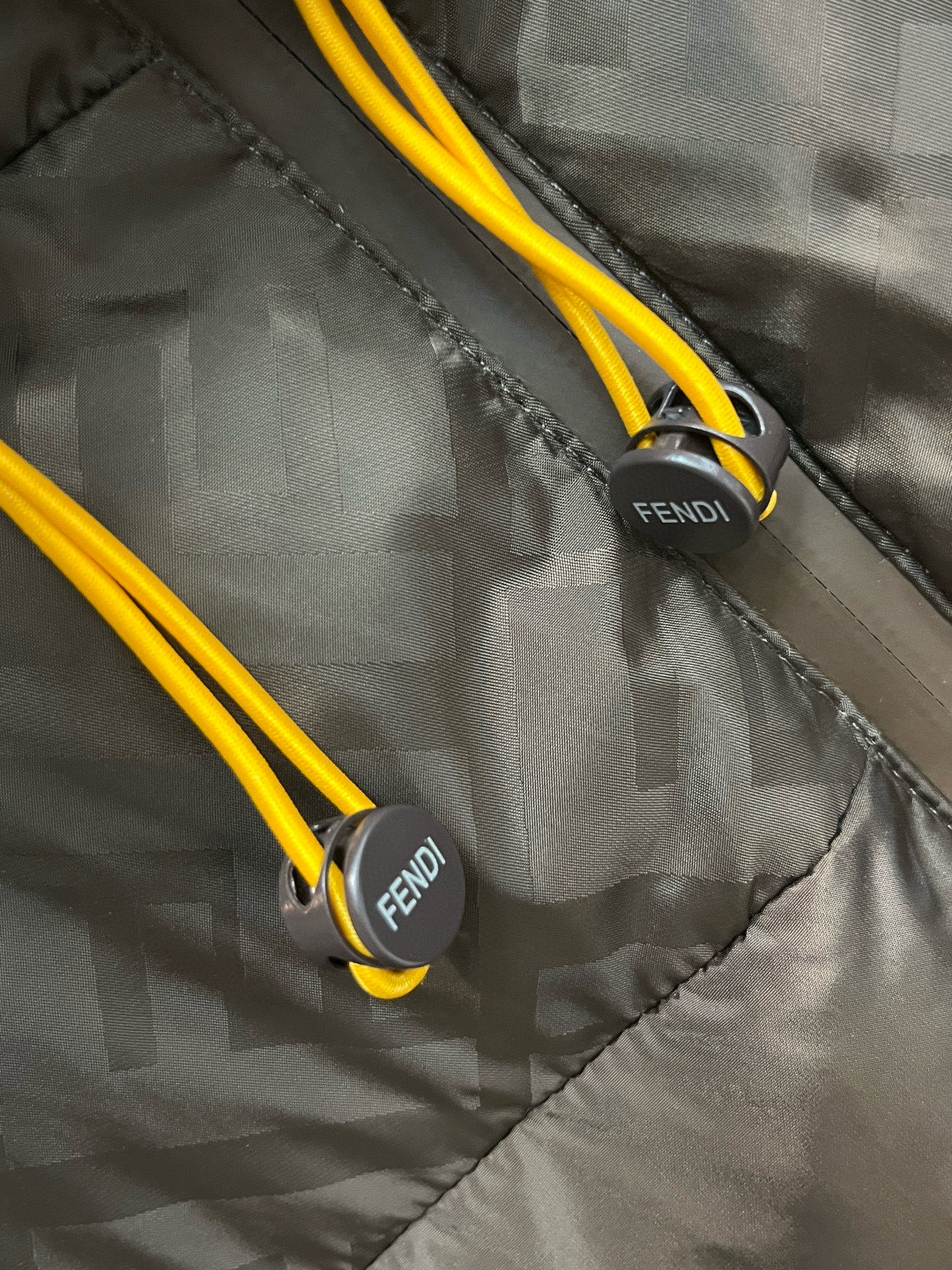 Fendi** 2025秋冬最新款时尚设计师款羽绒外套❤️芬迪连帽羽绒服，冬季顶级爆款款轻奢羽绒服，爆款