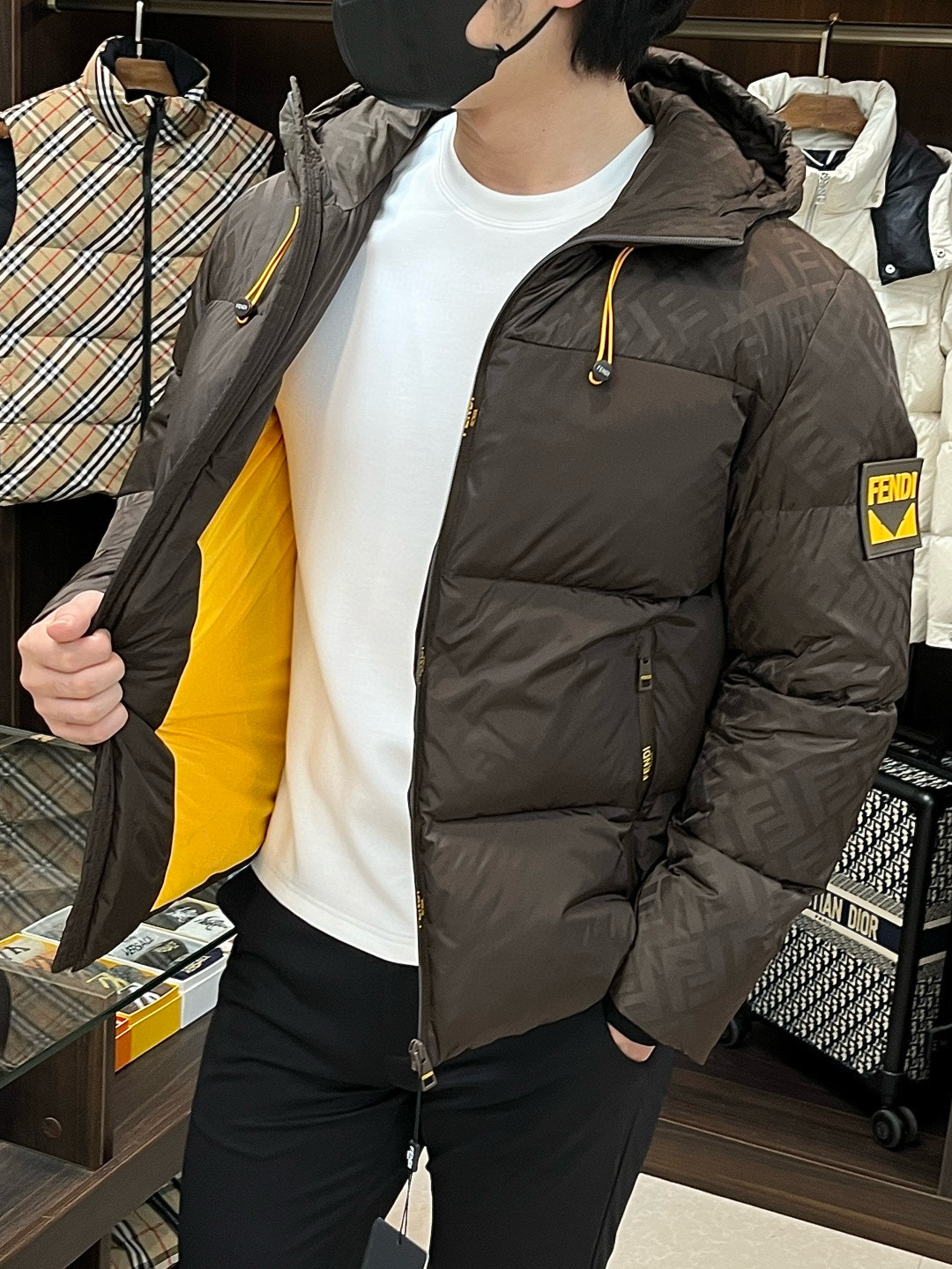 Fendi** 2025秋冬最新款时尚设计师款羽绒外套❤️芬迪连帽羽绒服，冬季顶级爆款款轻奢羽绒服，爆款