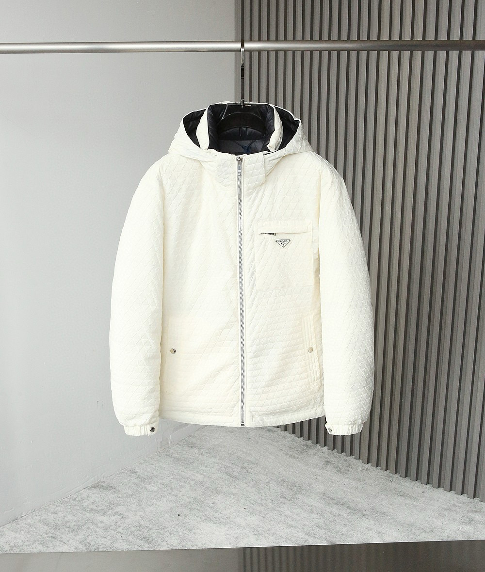 NO:646682,PRADA** 2025 new autumn and winter Prada original 1:1 customized hardware accessories are all imported and original customization. Welcome to compare at the counter. Absolutely high quality. Use top 95 white duck down. Super soft. Filled with fluffy and full feathers. Super heavy fabrics with perfect workmanship. Pay attention to the fabrics are super comfortable. Exclusive model. Non-market goods. Same size for men and women. M ~ XXXL/85120 035,, prada, prada, alexander wang19860909PRADA** 2025秋冬新款普拉达原版1:1订制五金配件全进口原版定制 欢迎专柜对比 绝对的高品质 采用顶级95白鸭绒 超柔软 充羽量蓬松饱满 超级重面料做工杠杠的版型完美 注意面料超舒服 独家款 非市场货 男女同款尺码M ～XXXL/85120 035,,prada,prada,alexander wang,Men's clothing