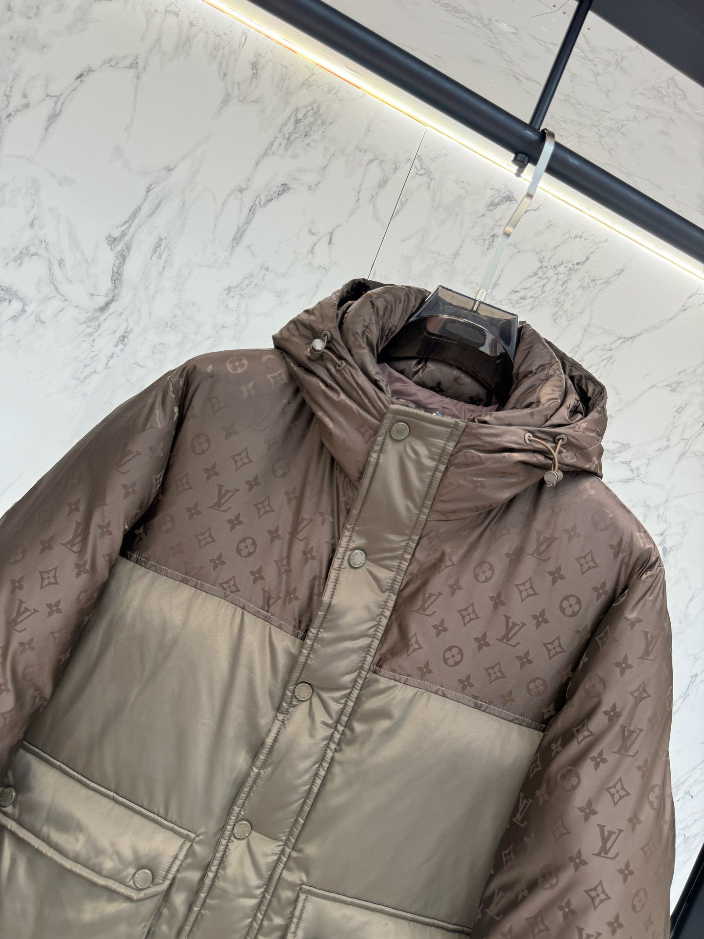 Lv** 2025秋冬最新款时尚设计师款羽绒服外套.处处细节显工艺足够的高级 结构性剪裁的设计改变来展现