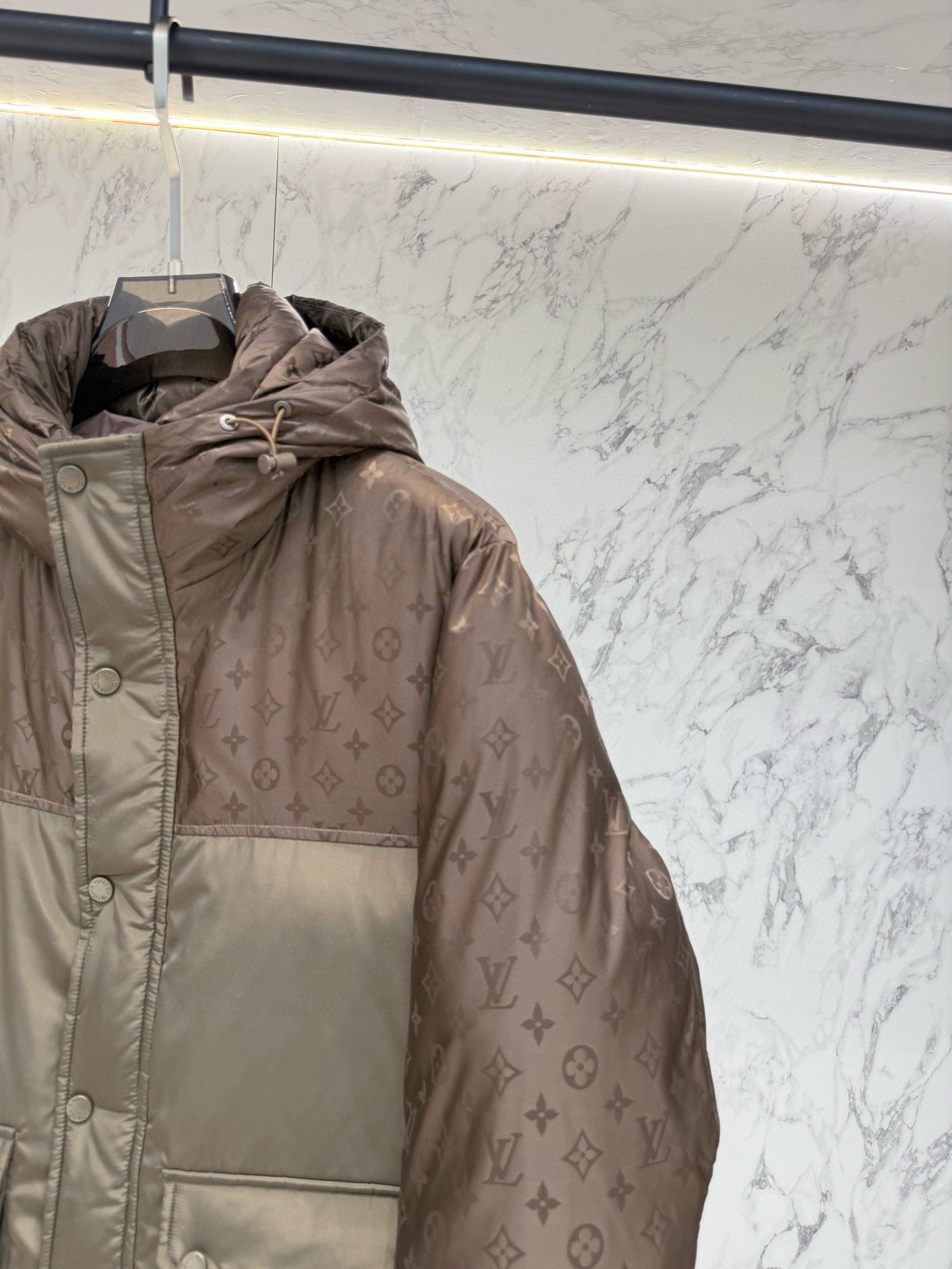 Lv** 2025秋冬最新款时尚设计师款羽绒服外套.处处细节显工艺足够的高级 结构性剪裁的设计改变来展现