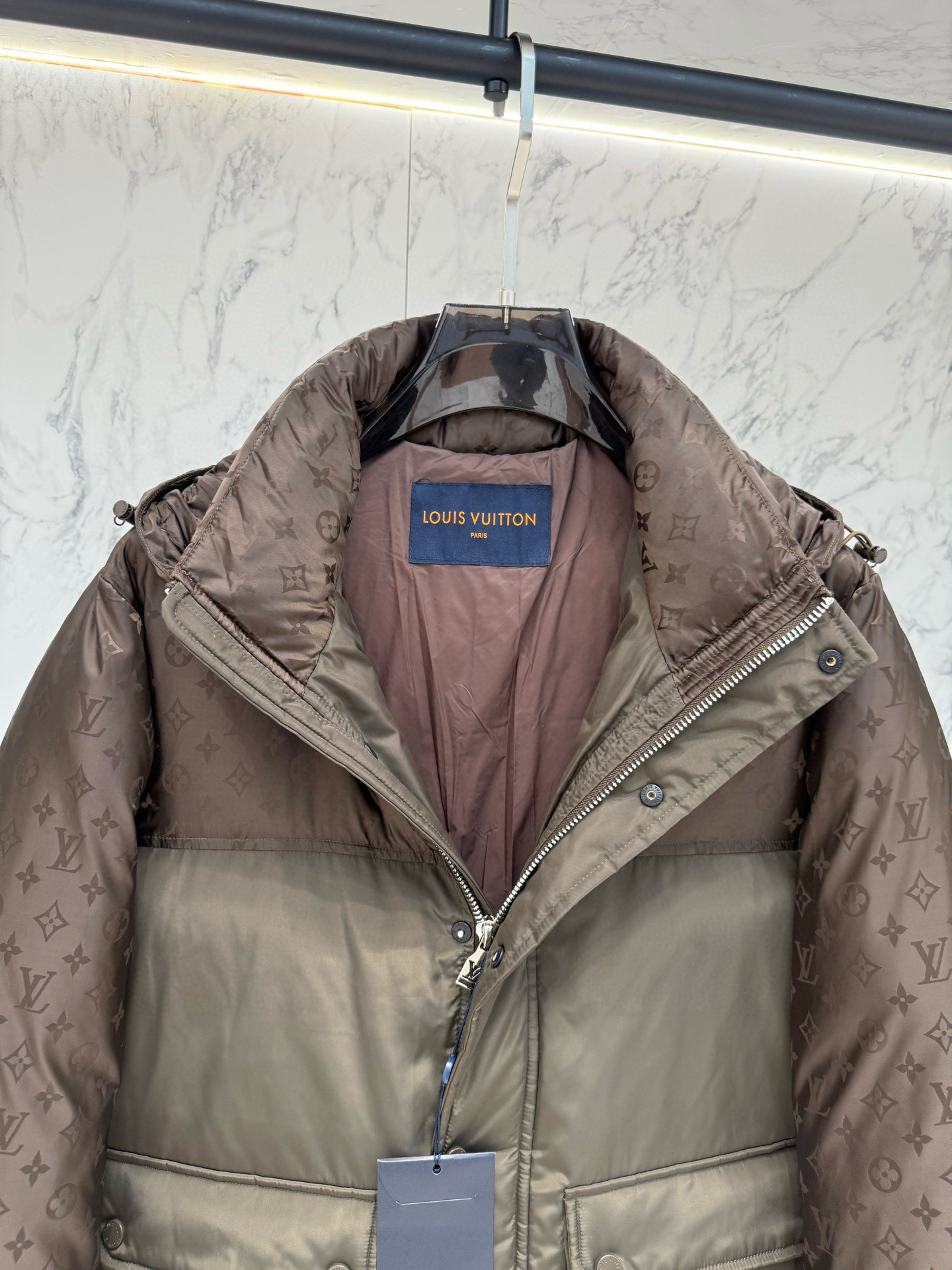 Lv** 2025秋冬最新款时尚设计师款羽绒服外套.处处细节显工艺足够的高级 结构性剪裁的设计改变来展现