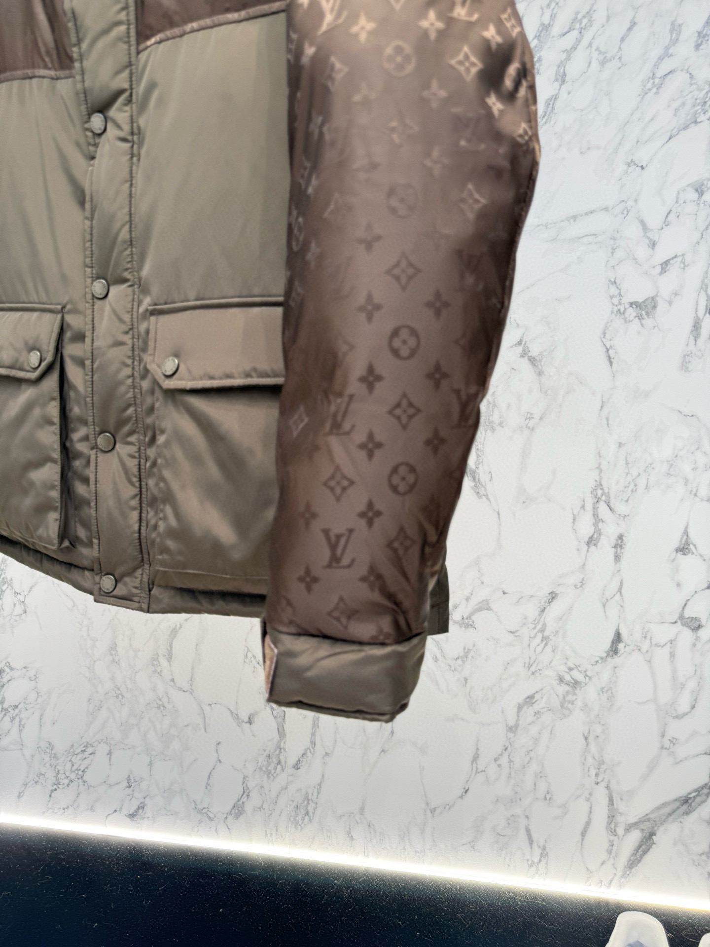 Lv** 2025秋冬最新款时尚设计师款羽绒服外套.处处细节显工艺足够的高级 结构性剪裁的设计改变来展现