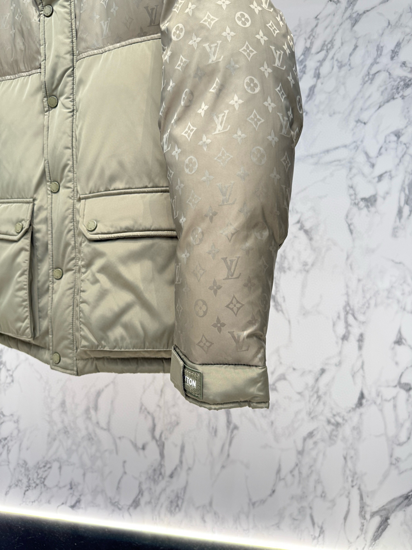 Lv** 2025秋冬最新款时尚设计师款羽绒服外套.处处细节显工艺足够的高级 结构性剪裁的设计改变来展现