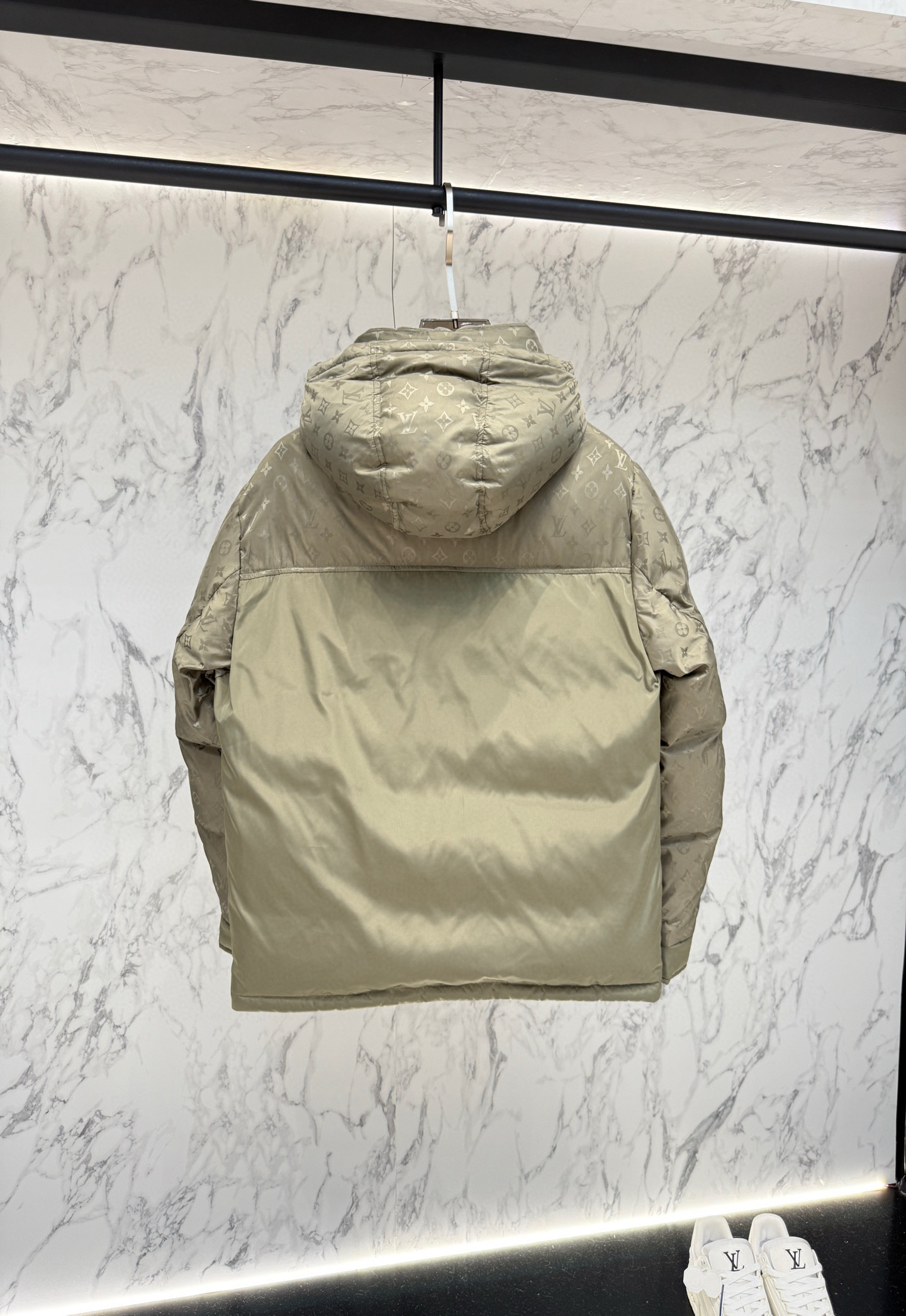 Lv** 2025秋冬最新款时尚设计师款羽绒服外套.处处细节显工艺足够的高级 结构性剪裁的设计改变来展现