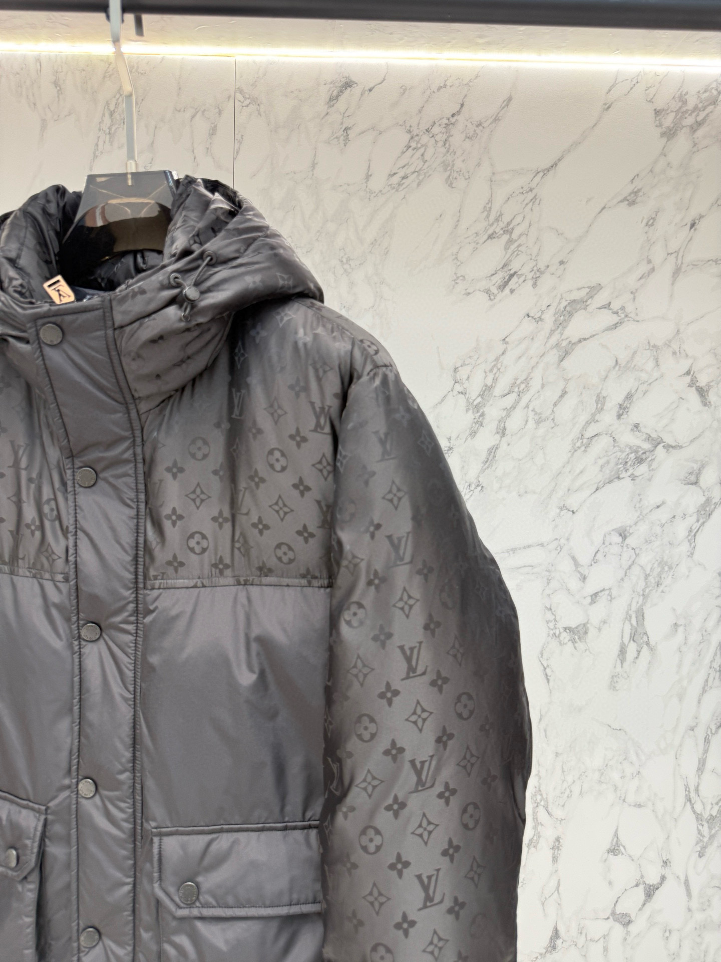 Lv** 2025秋冬最新款时尚设计师款羽绒服外套.处处细节显工艺足够的高级 结构性剪裁的设计改变来展现