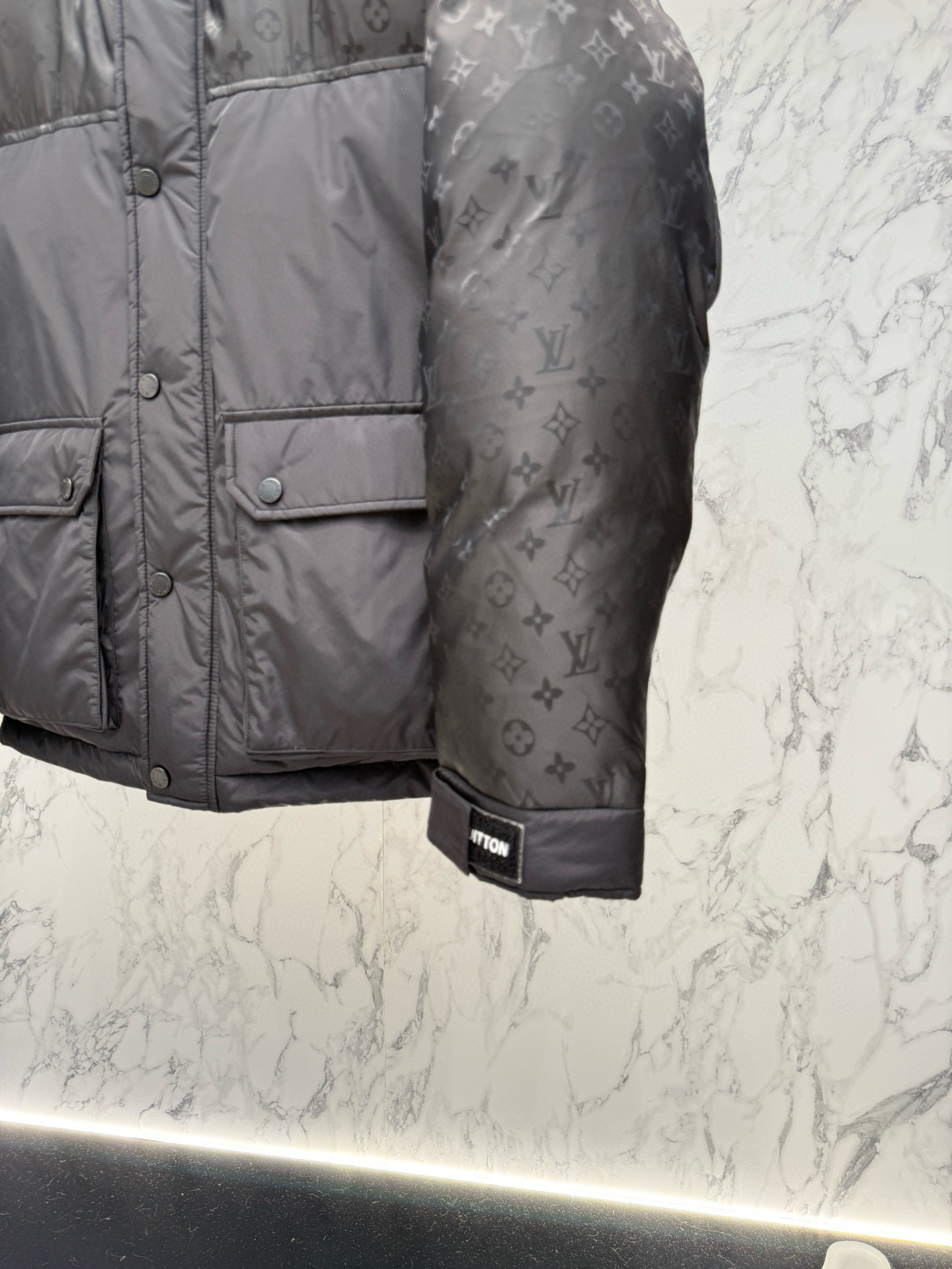 Lv** 2025秋冬最新款时尚设计师款羽绒服外套.处处细节显工艺足够的高级 结构性剪裁的设计改变来展现