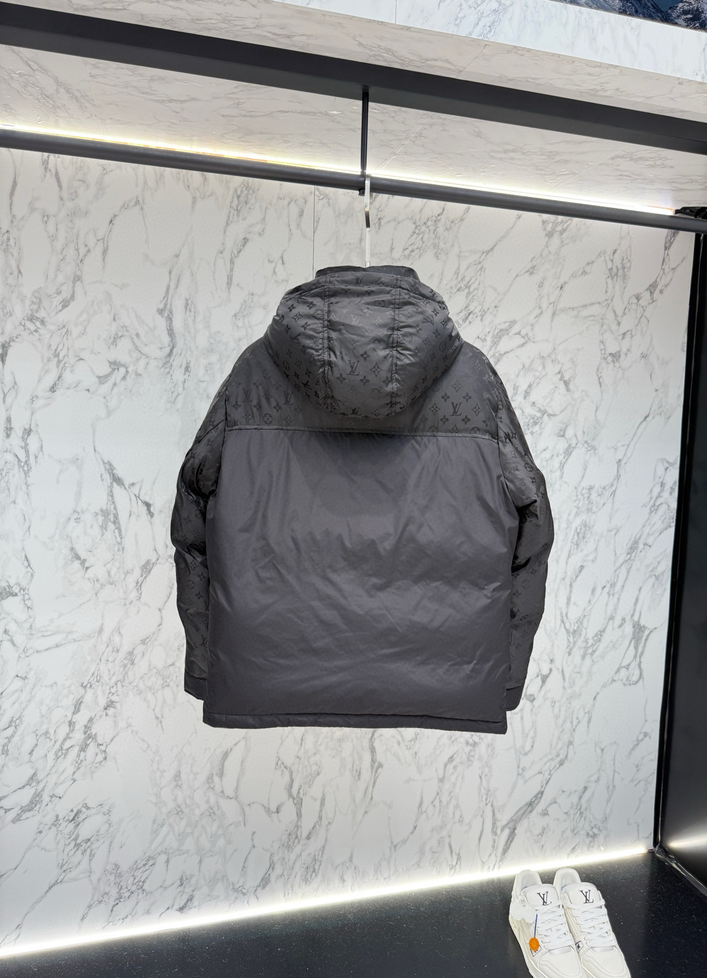 Lv** 2025秋冬最新款时尚设计师款羽绒服外套.处处细节显工艺足够的高级 结构性剪裁的设计改变来展现