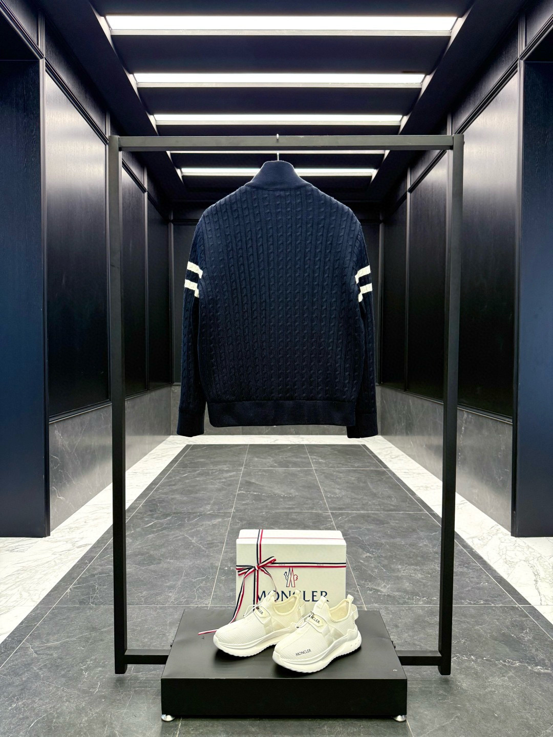 Moncler** 2025秋冬男士羽绒加衬羊毛和羊绒拉链开衫. 这款男士加衬开衫采用华贵的羊毛和羊绒混