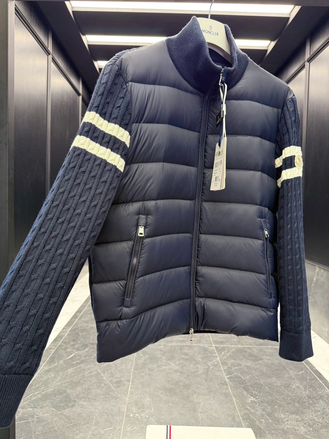 Moncler** 2025秋冬男士羽绒加衬羊毛和羊绒拉链开衫. 这款男士加衬开衫采用华贵的羊毛和羊绒混