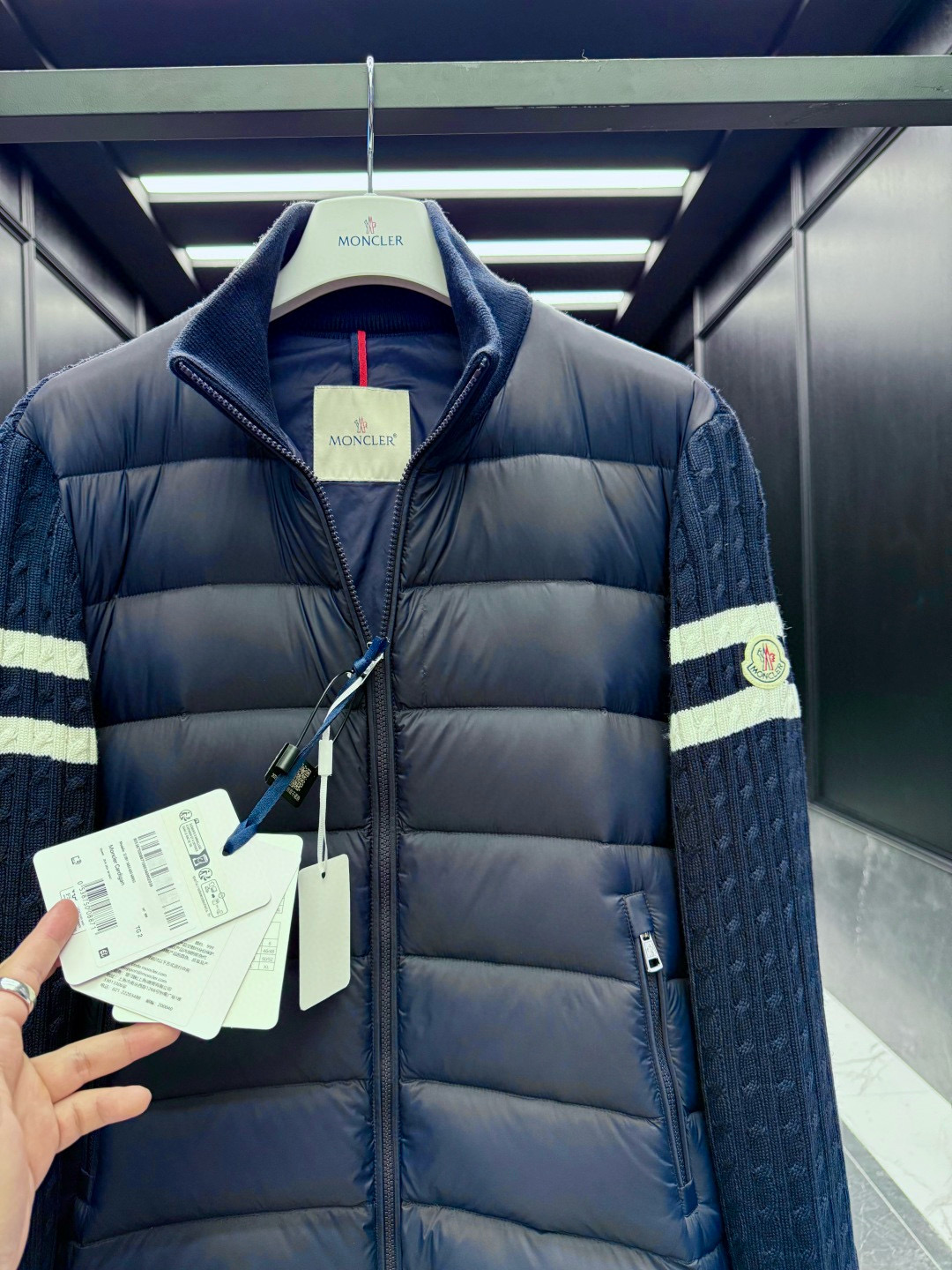 Moncler** 2025秋冬男士羽绒加衬羊毛和羊绒拉链开衫. 这款男士加衬开衫采用华贵的羊毛和羊绒混