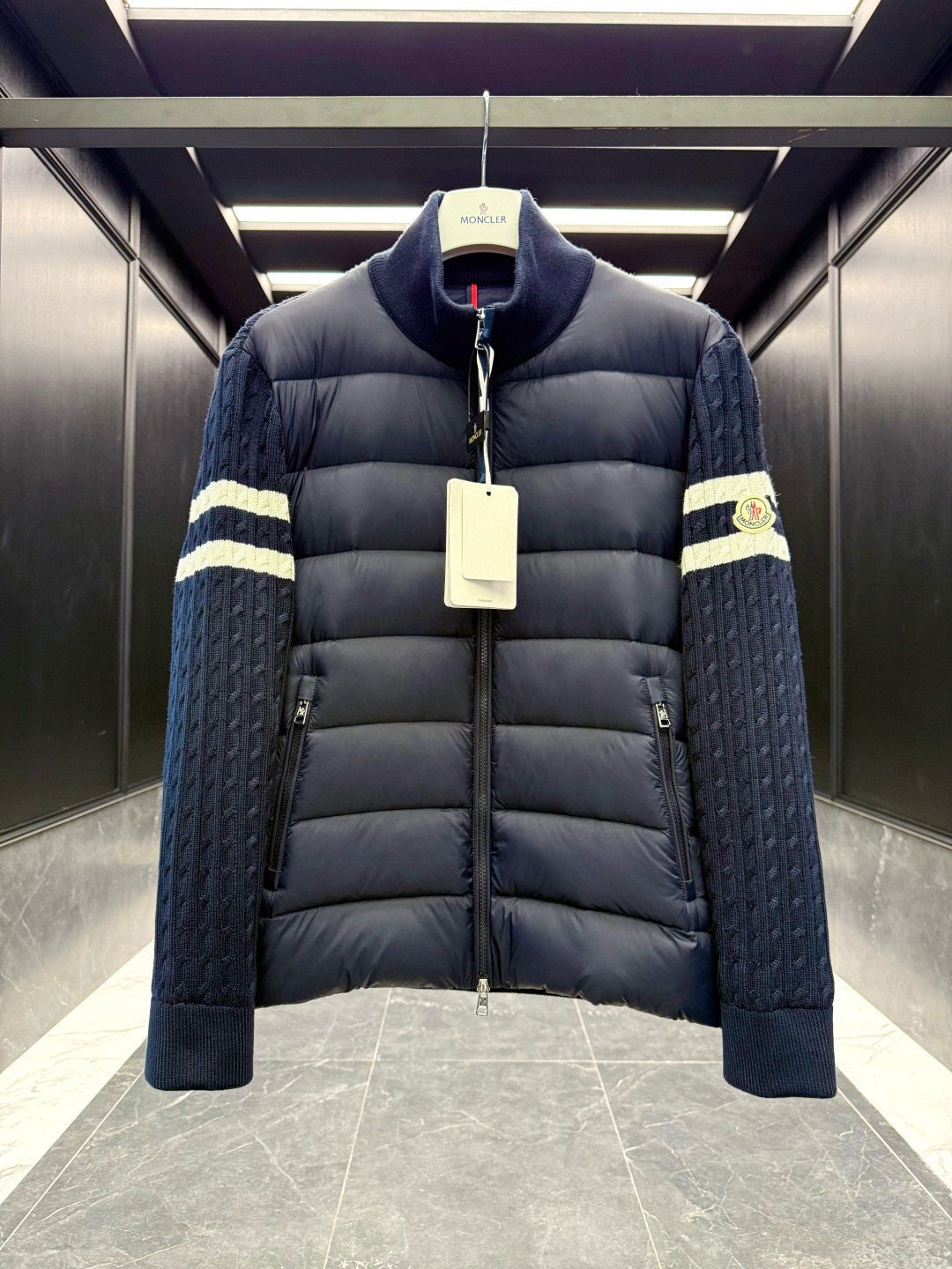 Moncler** 2025秋冬男士羽绒加衬羊毛和羊绒拉链开衫. 这款男士加衬开衫采用华贵的羊毛和羊绒混