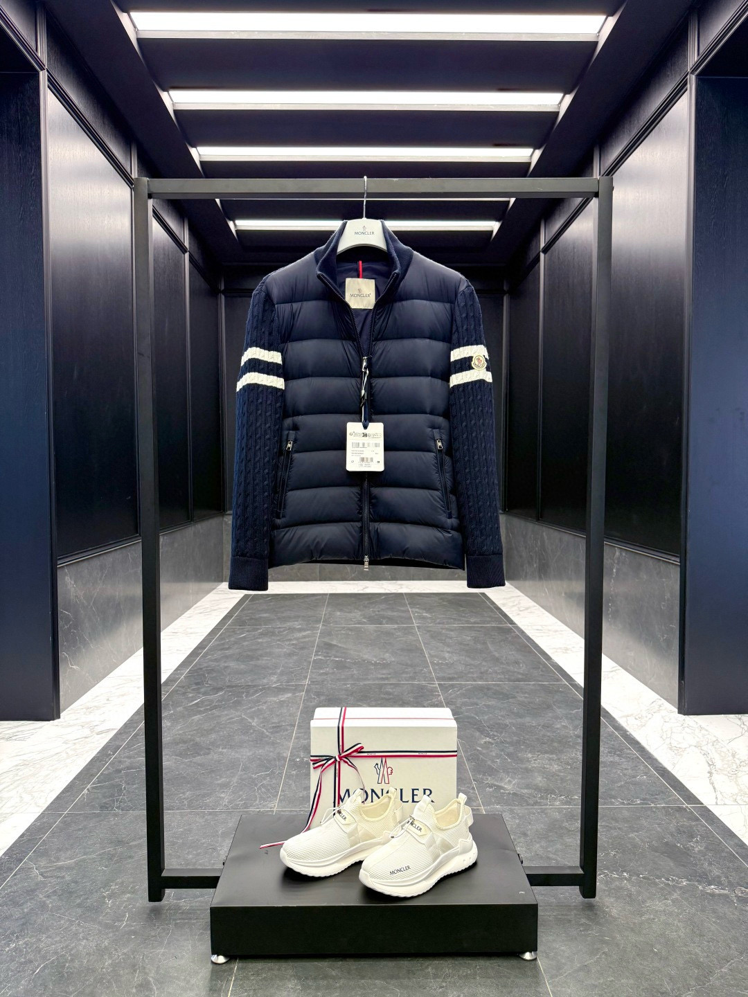 Moncler** 2025秋冬男士羽绒加衬羊毛和羊绒拉链开衫. 这款男士加衬开衫采用华贵的羊毛和羊绒混